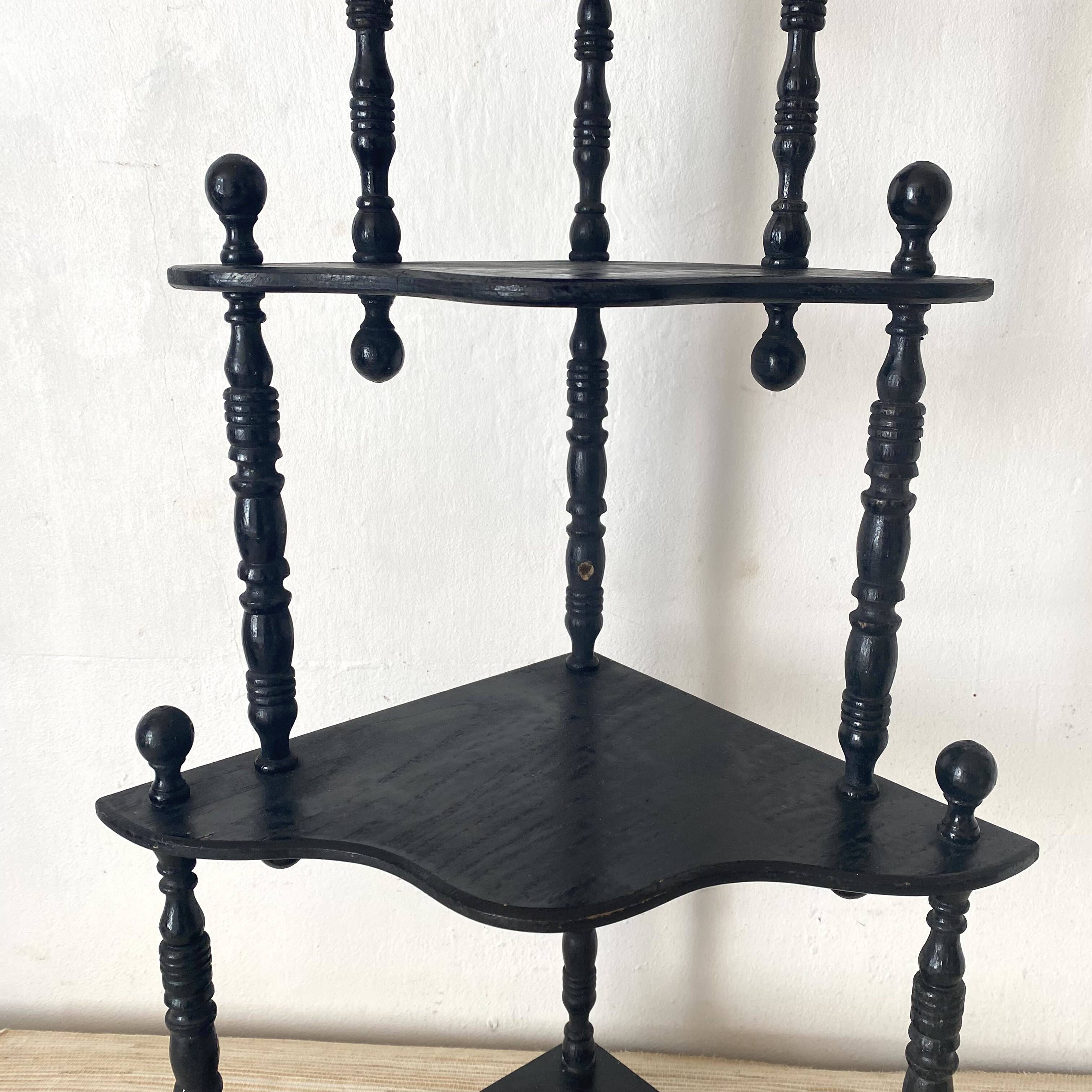 Corner shelf to place or hang in black lacquered wood