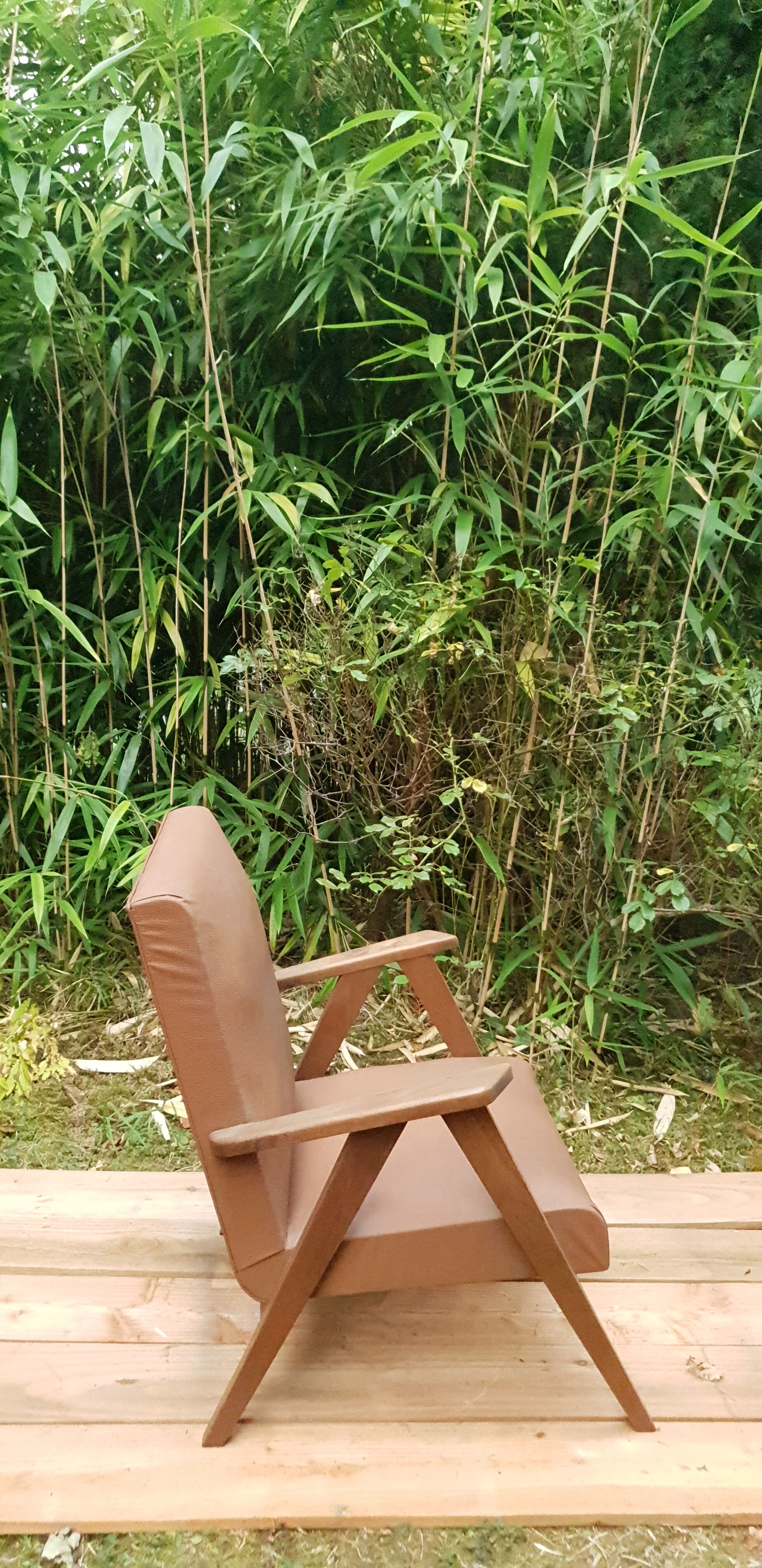 Compas foot armchair