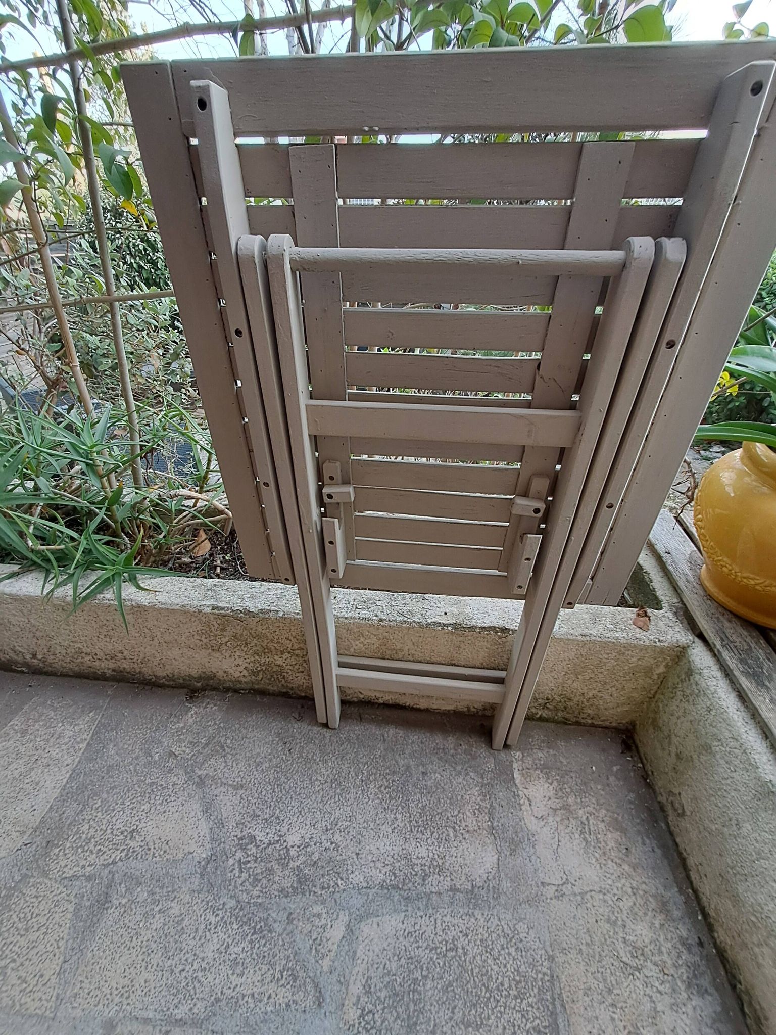 Table jardin pliante en bois peinte en beige grisé carrée