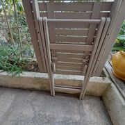 Table jardin pliante en bois peinte en beige grisé carrée