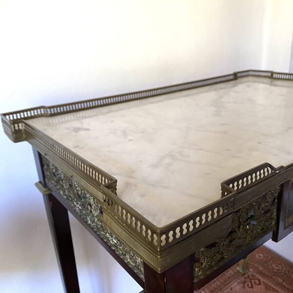 Table de salon , bureau style Louis XVI en bois, marbre et laiton