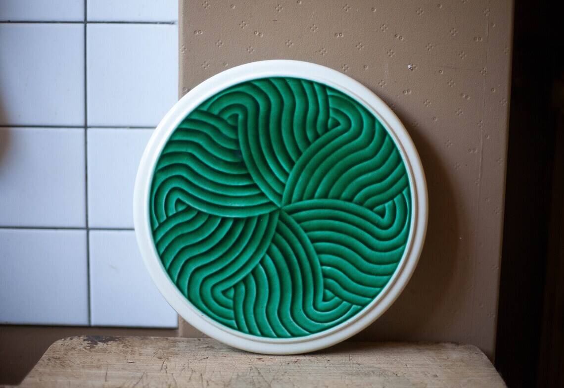 Sarreguemines emerald green trivet, green earthenware trivet, flat support, modernist