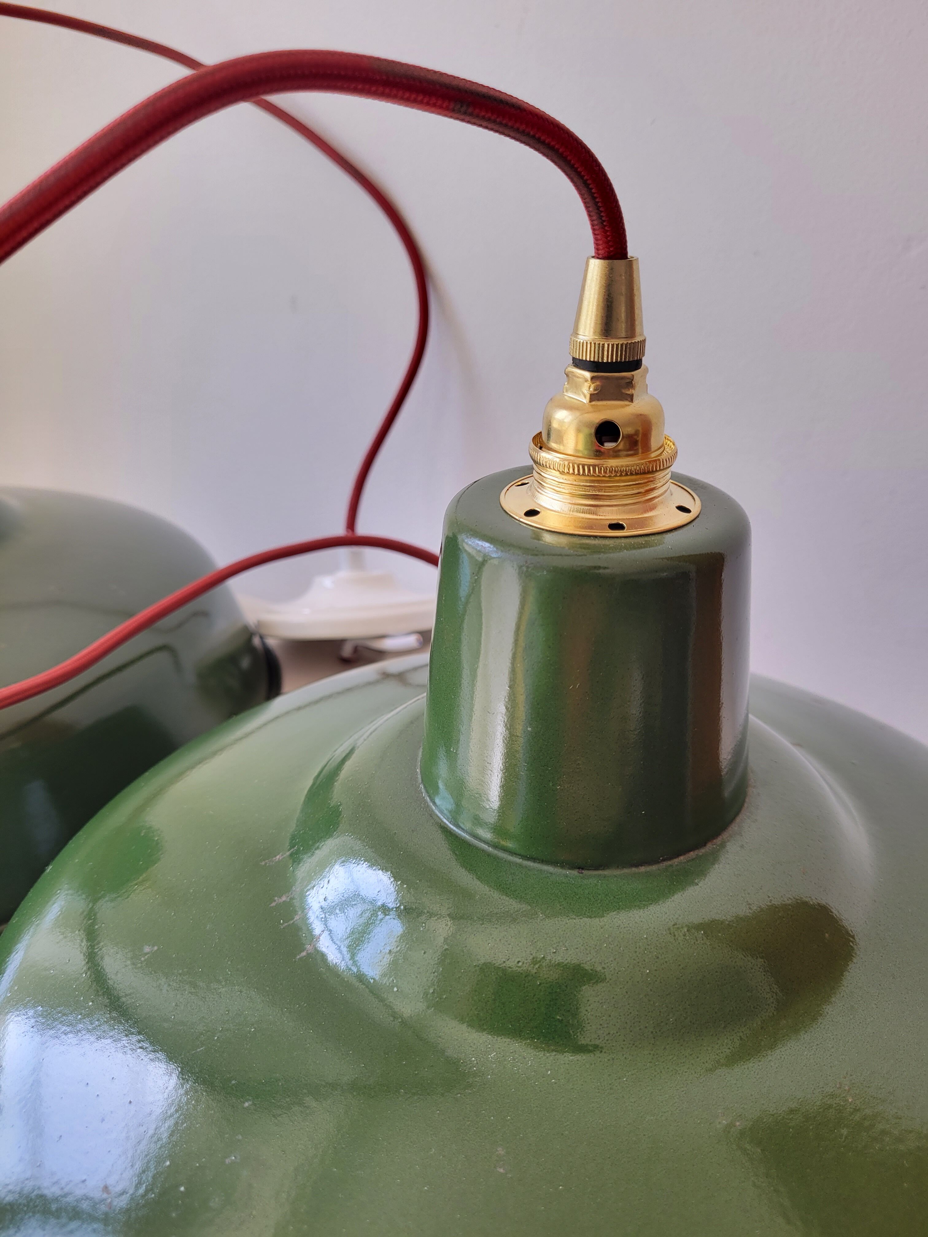 Duo of suspensions in green enamelled sheet metal