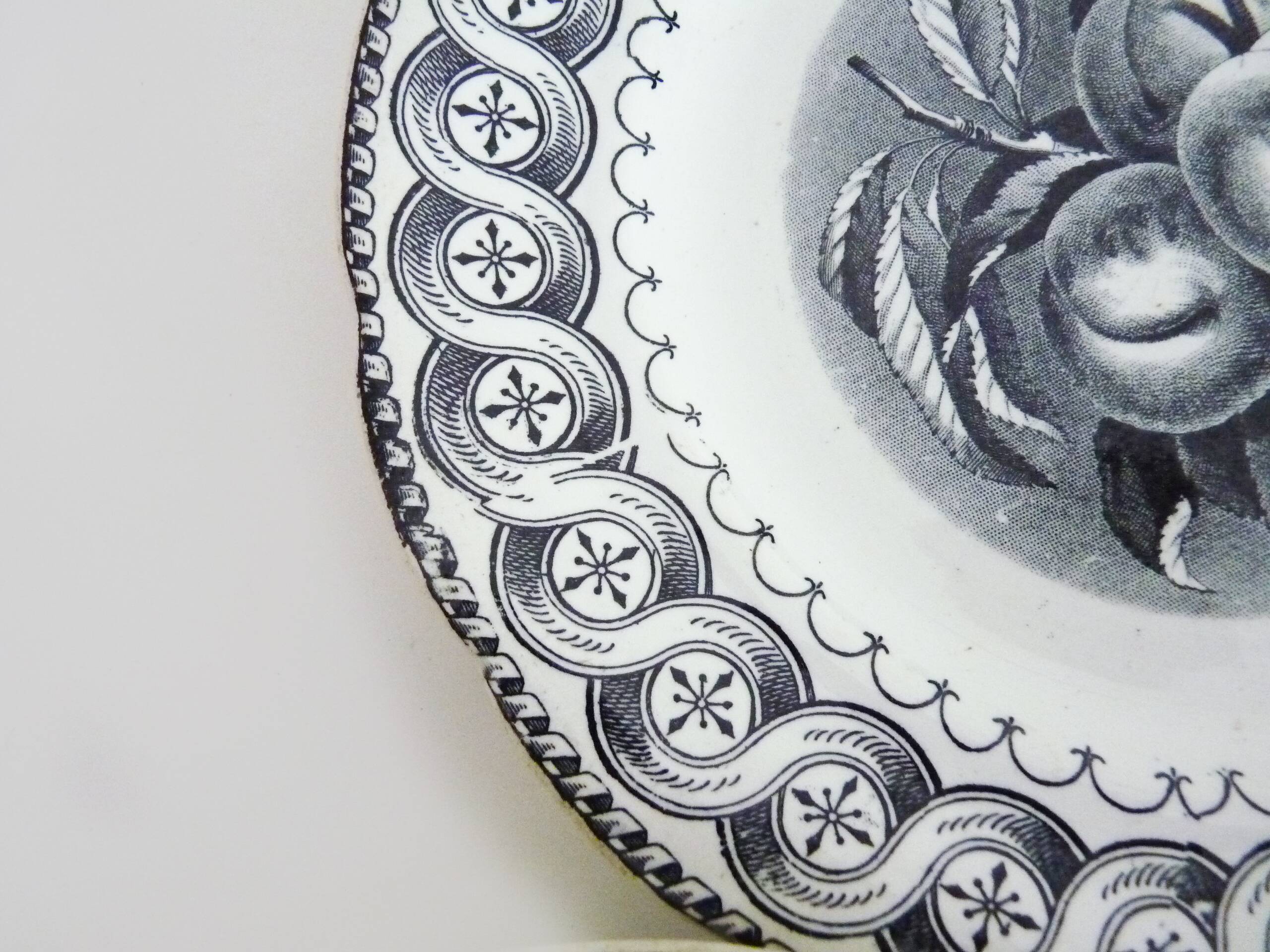 10 assiettes à dessert en faïence signées HB Choisy le roi XIXème