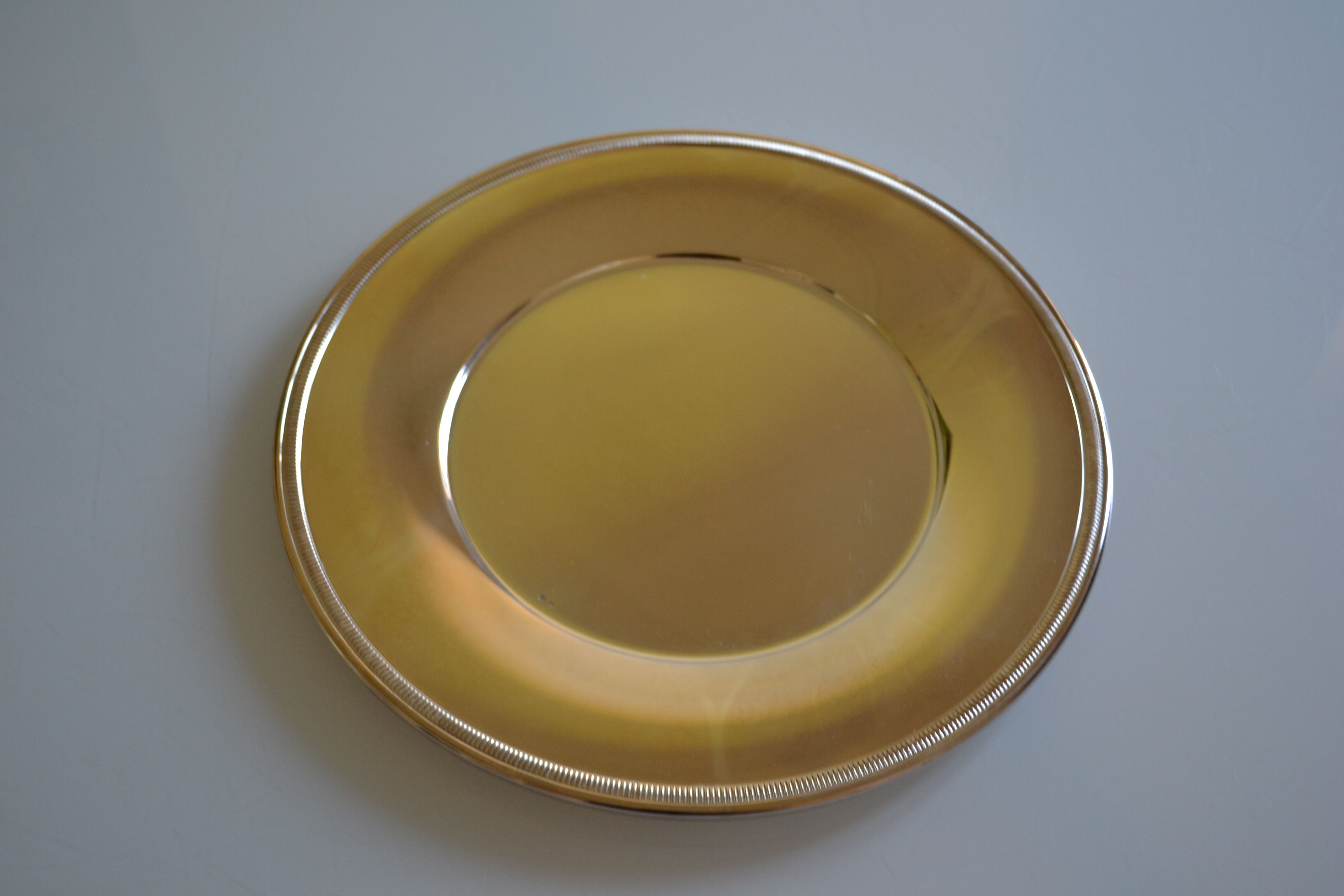 Round silver-plated serving plate or dish, diameter 30 cm.