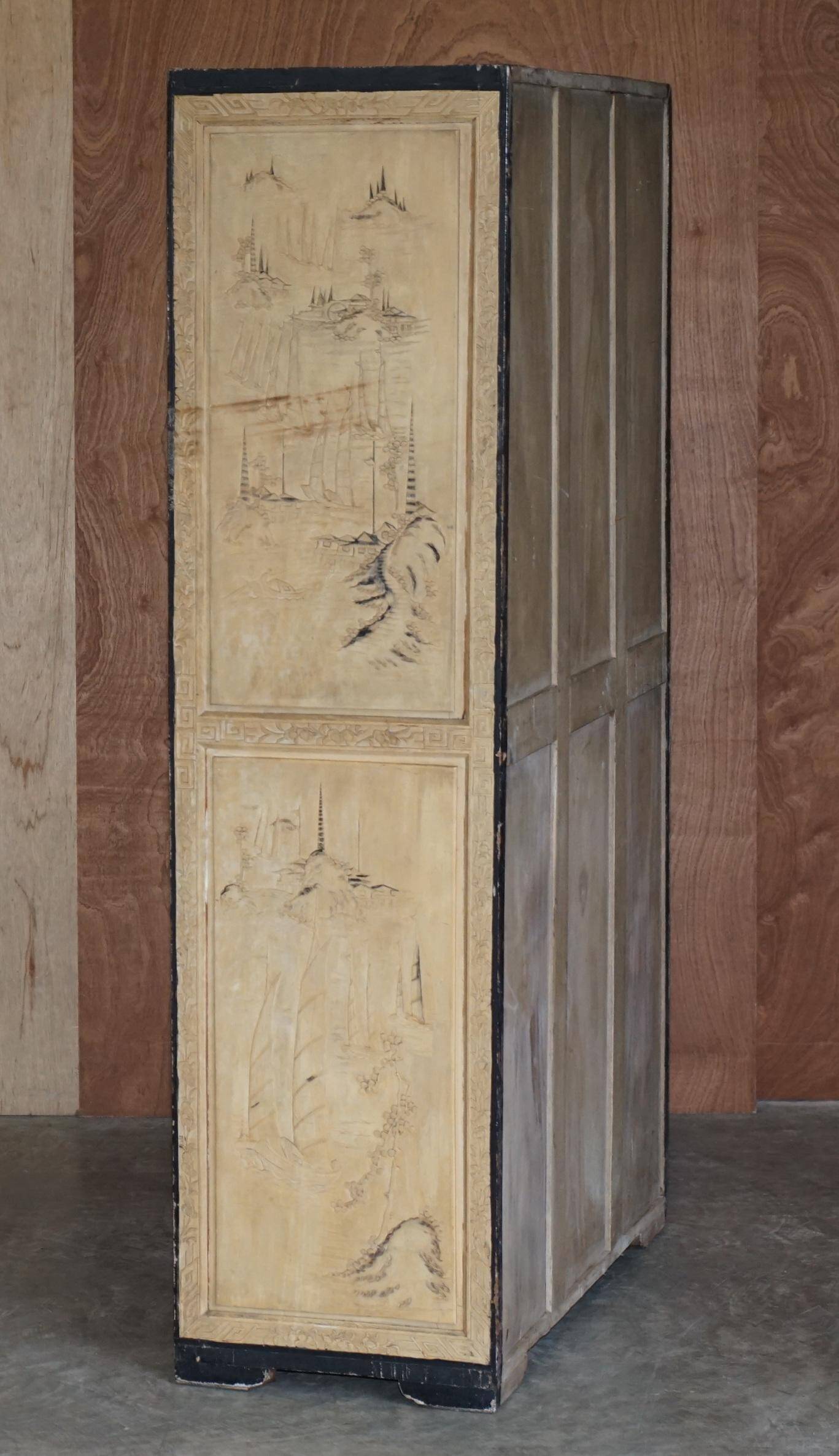 Armoire orientale chinoise en bois de camphre sculptée années 1920