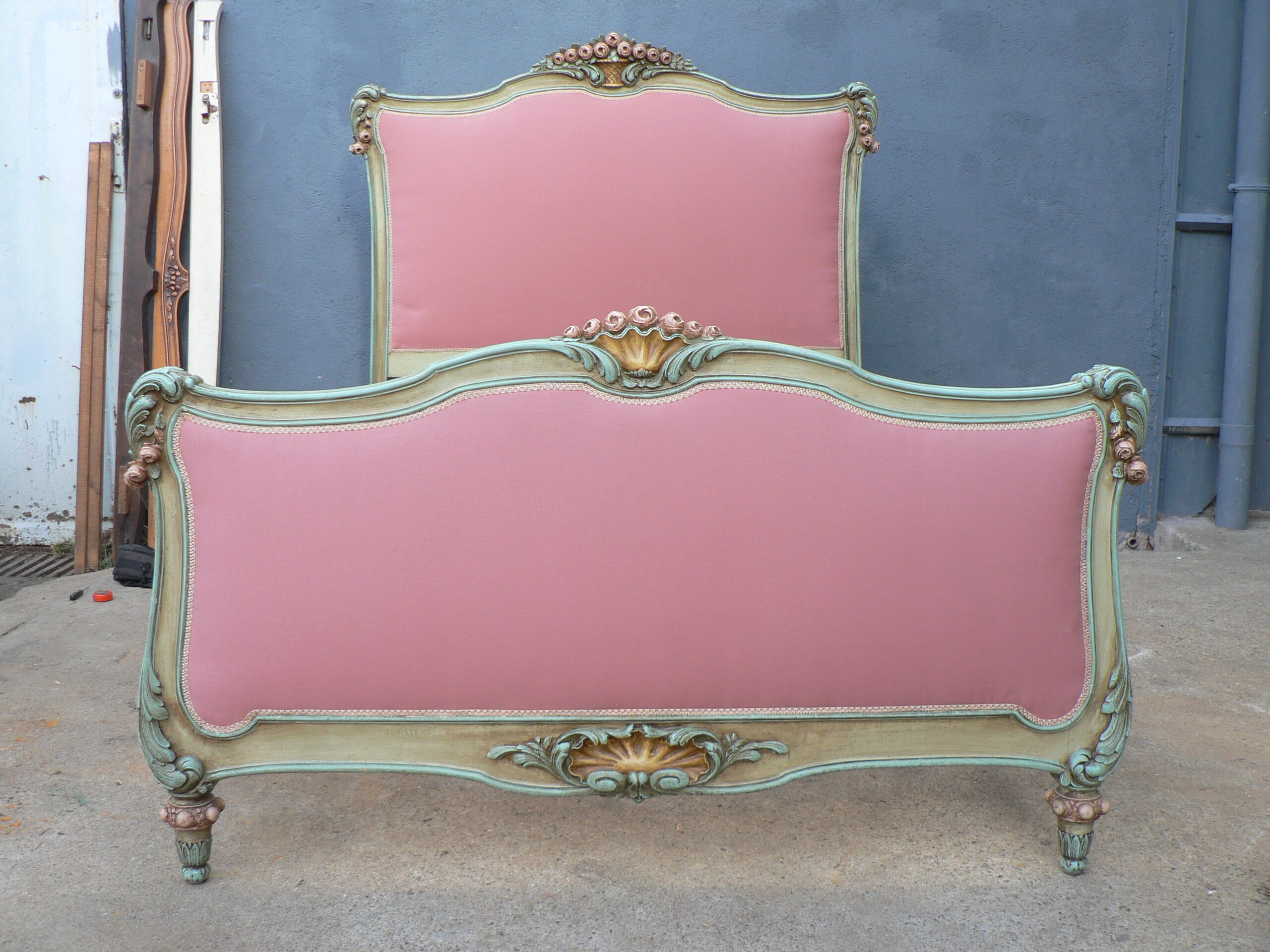 Lit capitonné style Louis XV