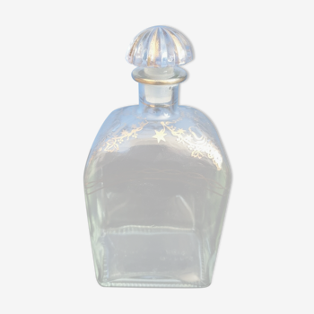 Carafe à liqueur en verre avec motif et dorure.