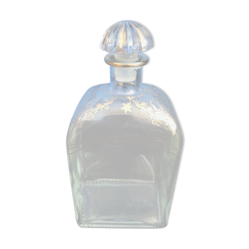 Carafe à liqueur en verre avec motif et dorure.