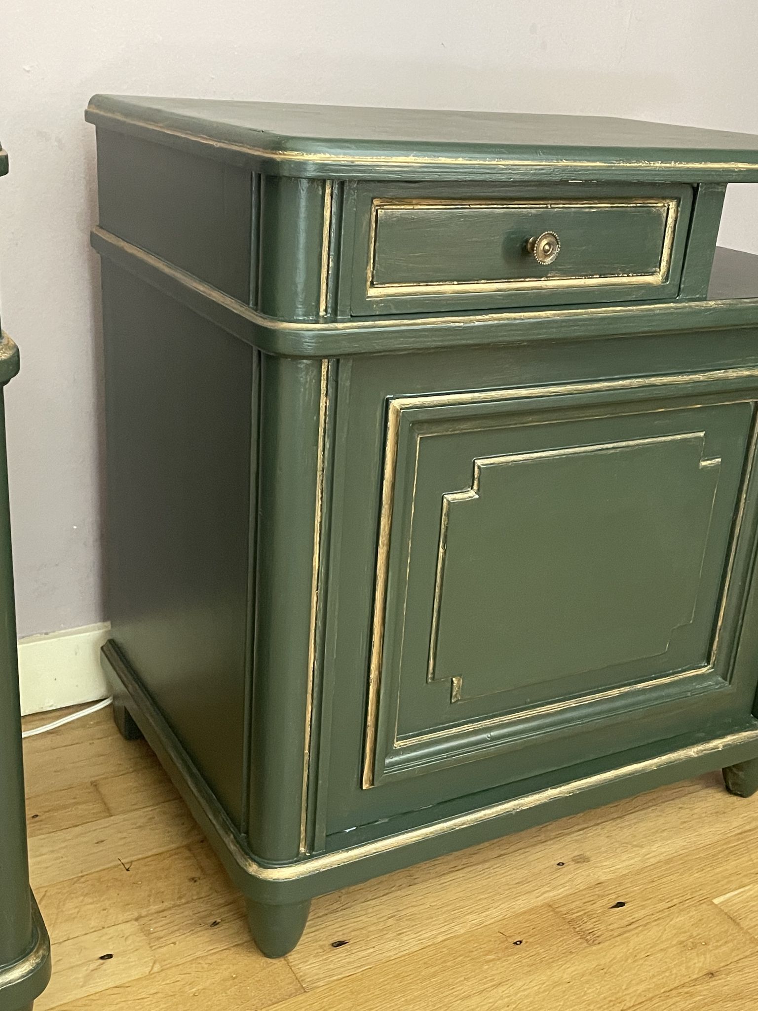 Paire de chevets art-déco en bois peint