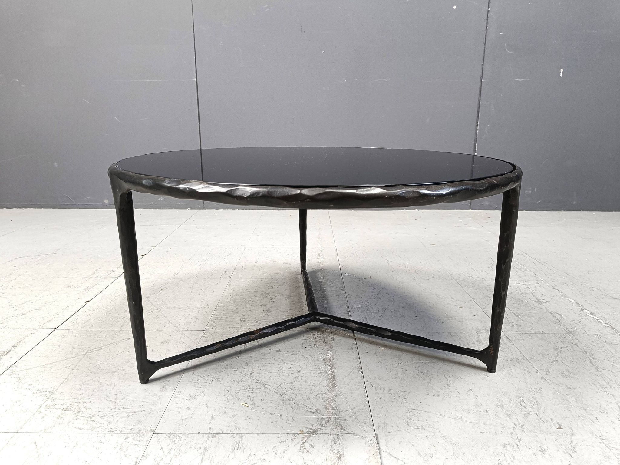 Table basse brutaliste en acier sculpté, années 1970