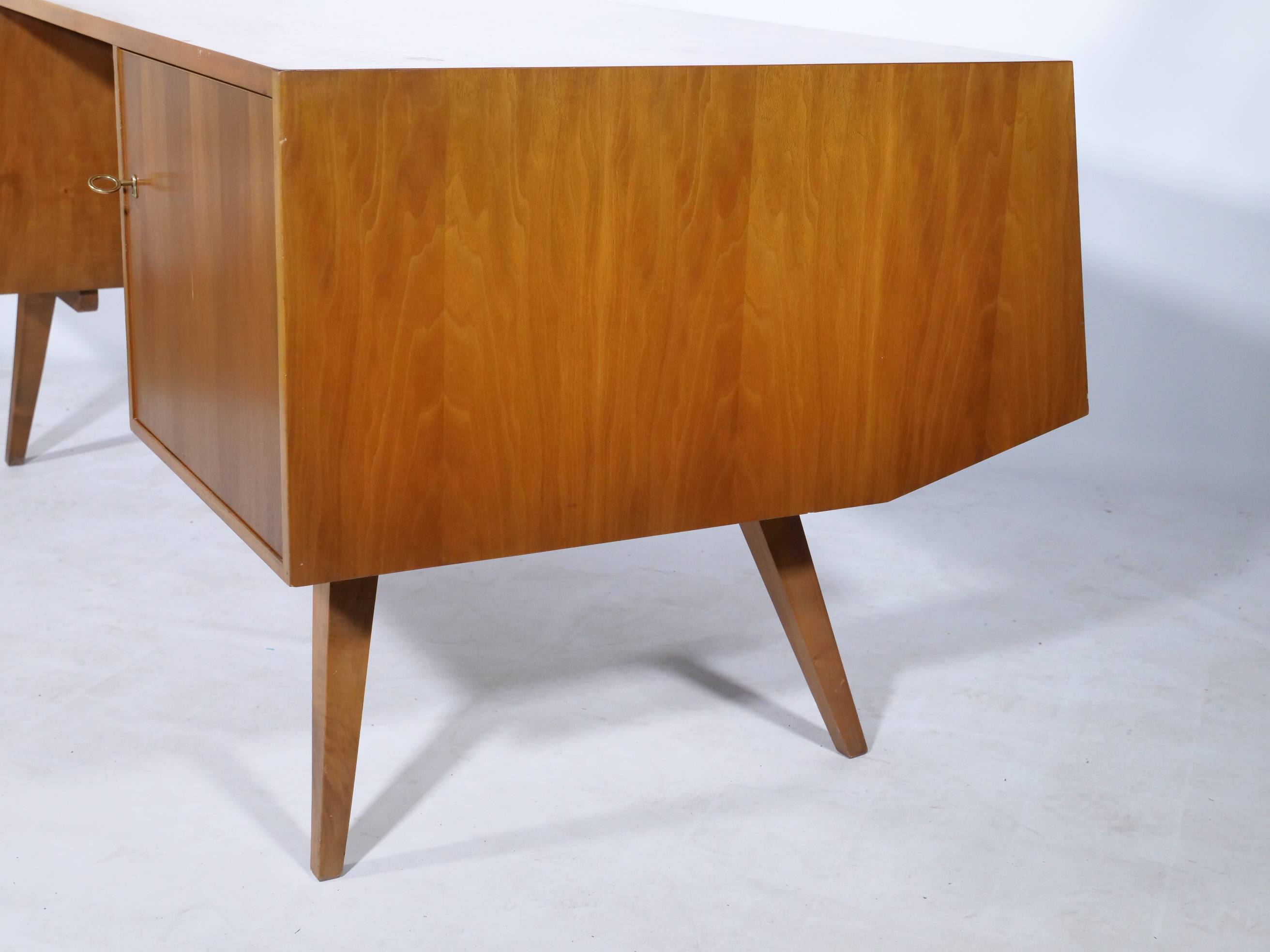 Bureau de direction en noyer, années 1960