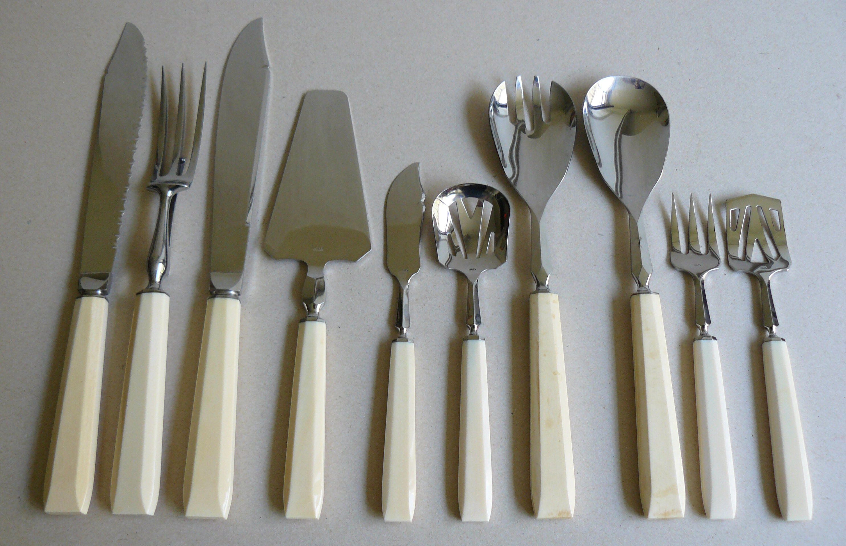 Housewife of Bakelite knives and service cutlery