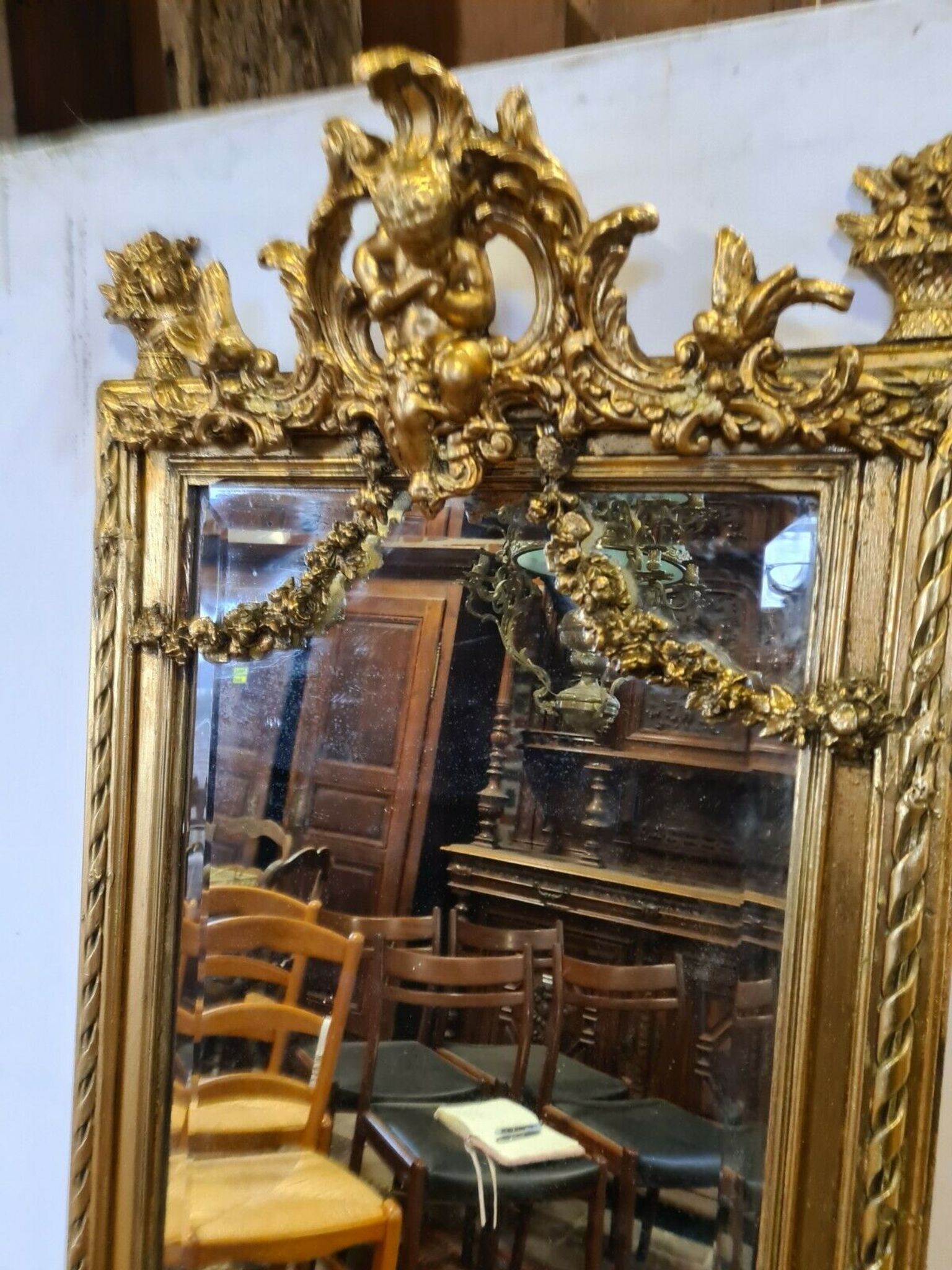 Miroir avec un ange en bois doré et stuc 166x61cm