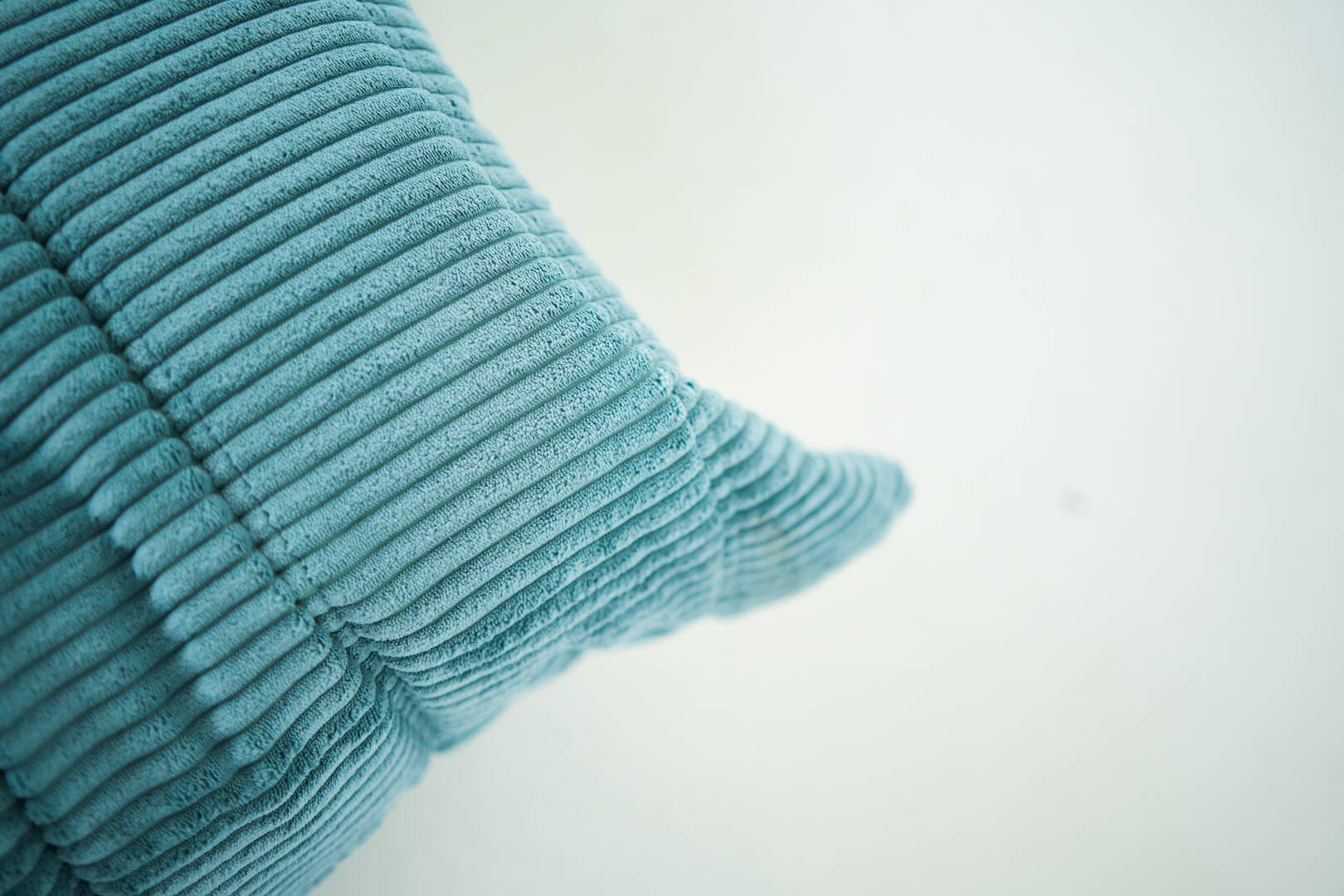 Ensemble de fauteuil et pouf Togo en velours côtelé bleu clair.