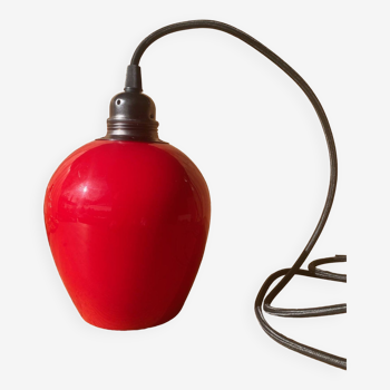 Suspension en opaline rouge vintage