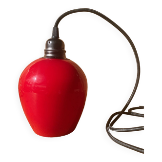 Suspension en opaline rouge vintage