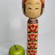 Poupée Kokeshi japonaise vintage datée 1986, signée et numérotée, décor floral,  34  cm