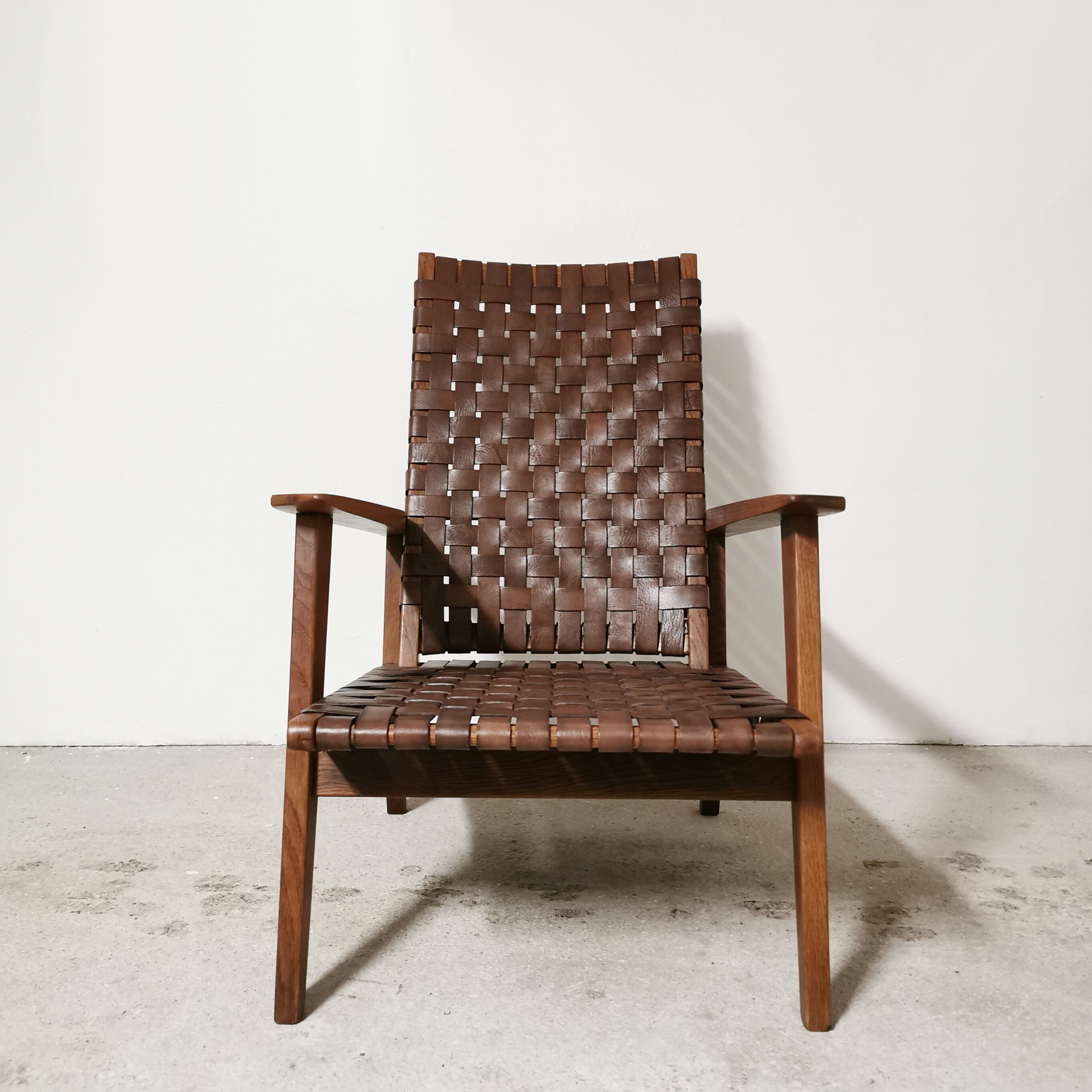 Fauteuil reconstruction en chêne et cuir, 1950