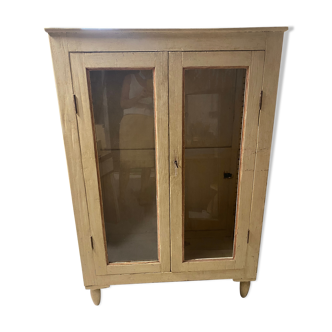 Armoire vitrée patinée crème