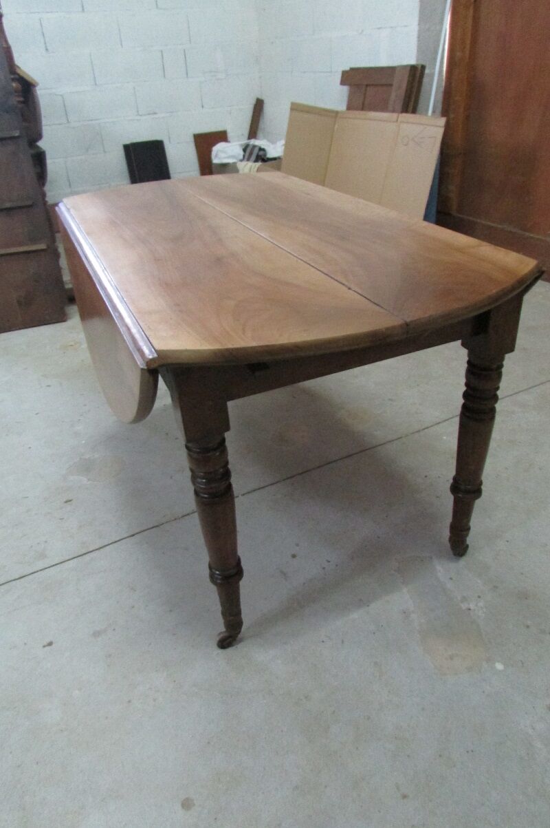 Round table 4 feet, opening with walnut shutters