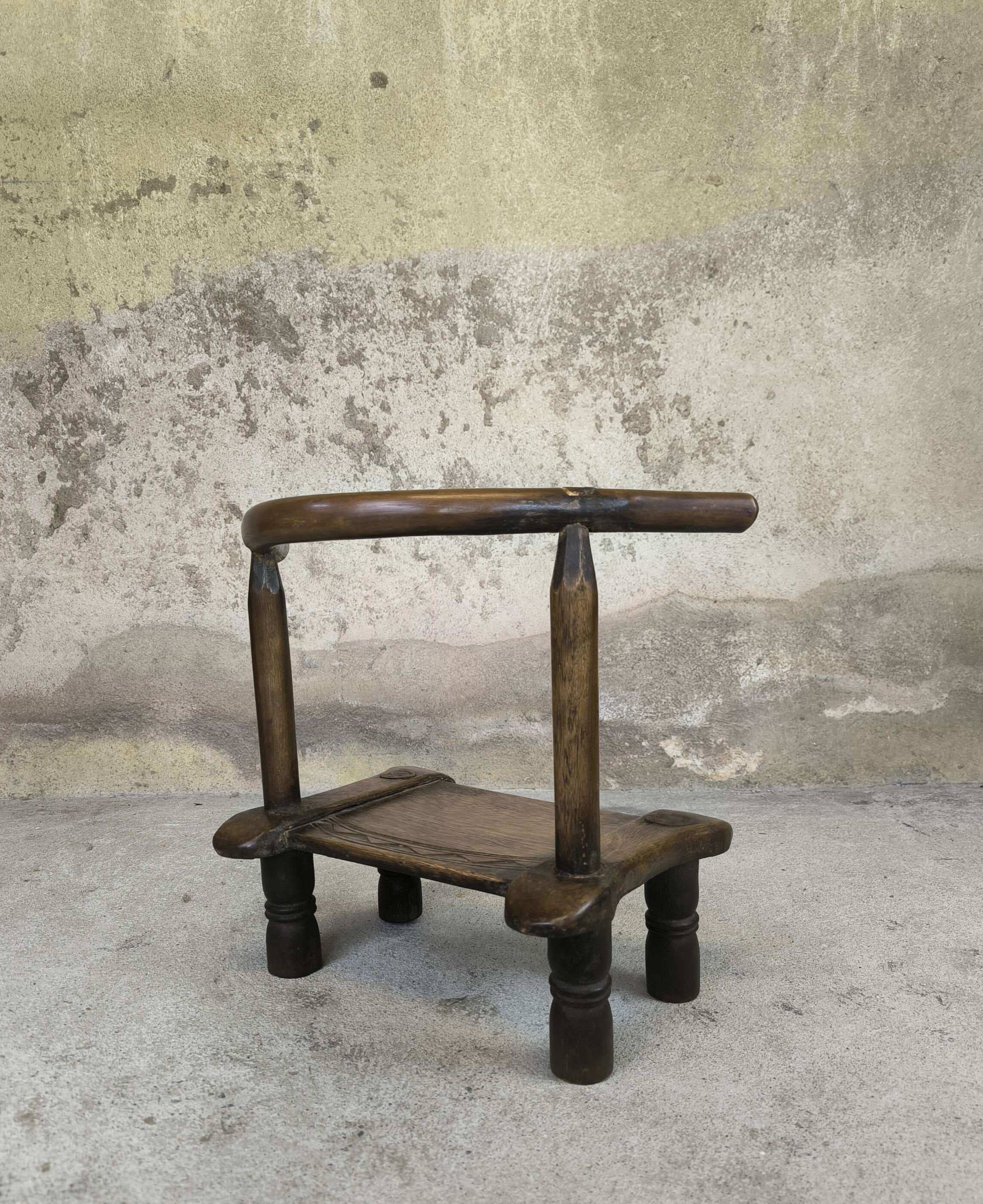Petite chaise baoulé en bois