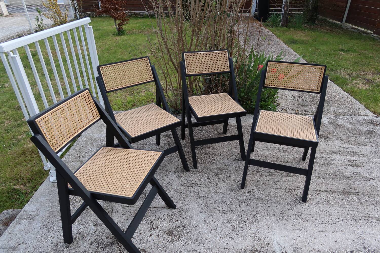 4 chaises pliantes en rotin et bois noir par H&M