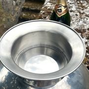 Grand seau à champagne en aluminium avec poignées dorées.