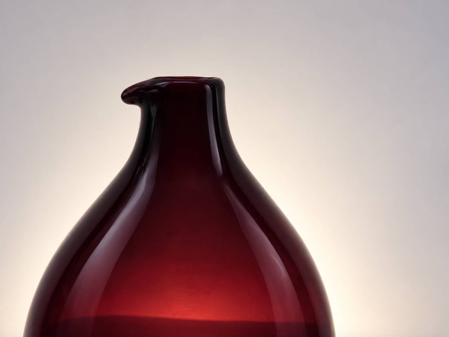 Timo Sarpaneva – Pullo 2601 vase in aubergine glass – Iittala, 1950