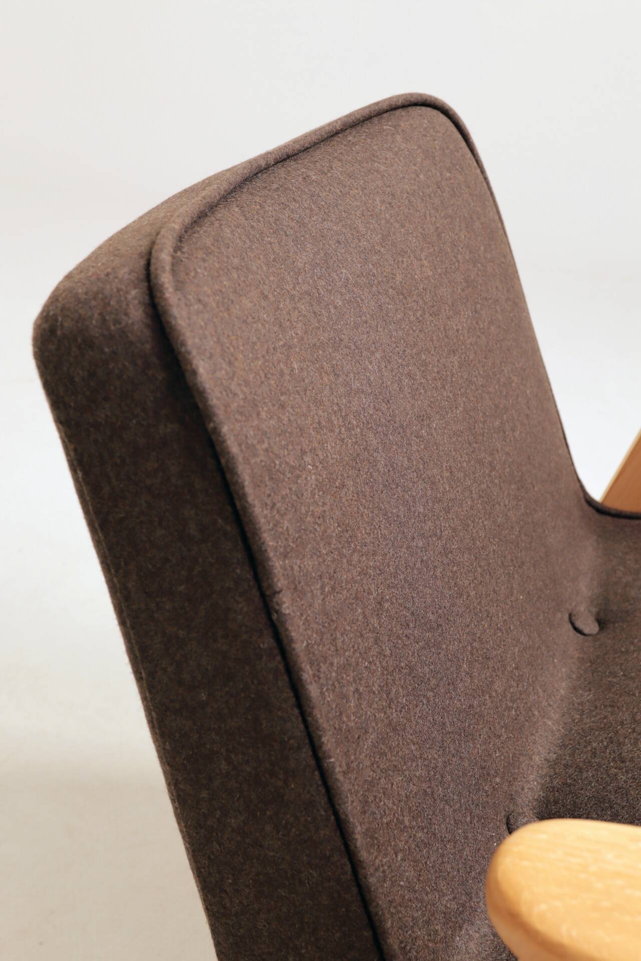 Fauteuil rétro en tissu en laine cacao, bois de hêtre naturel