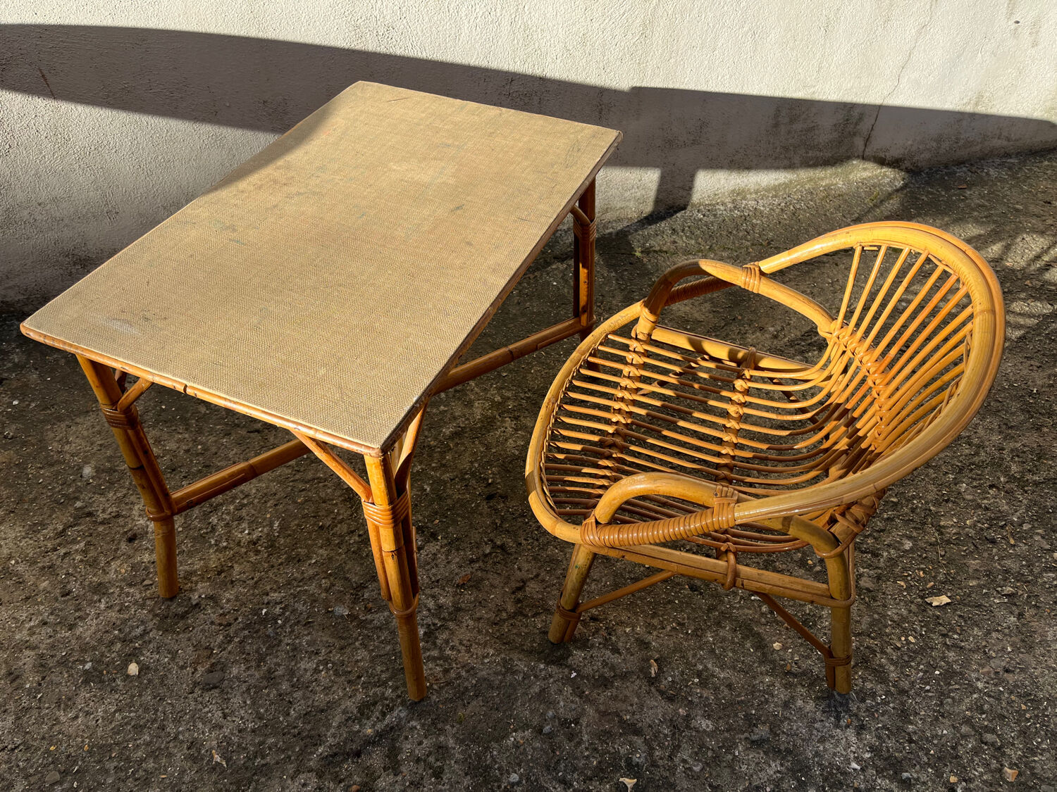 Bureau et fauteuil enfant en rotin vintage