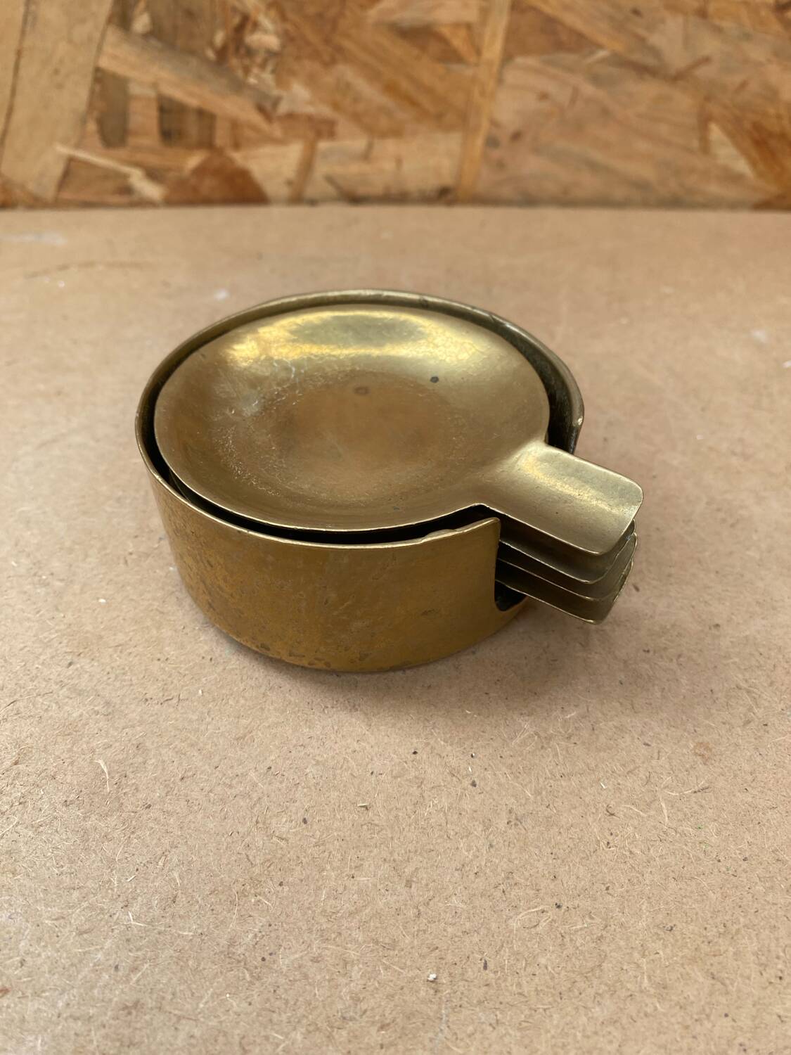Series 5 old stackable gold metal ashtrays + vintage support