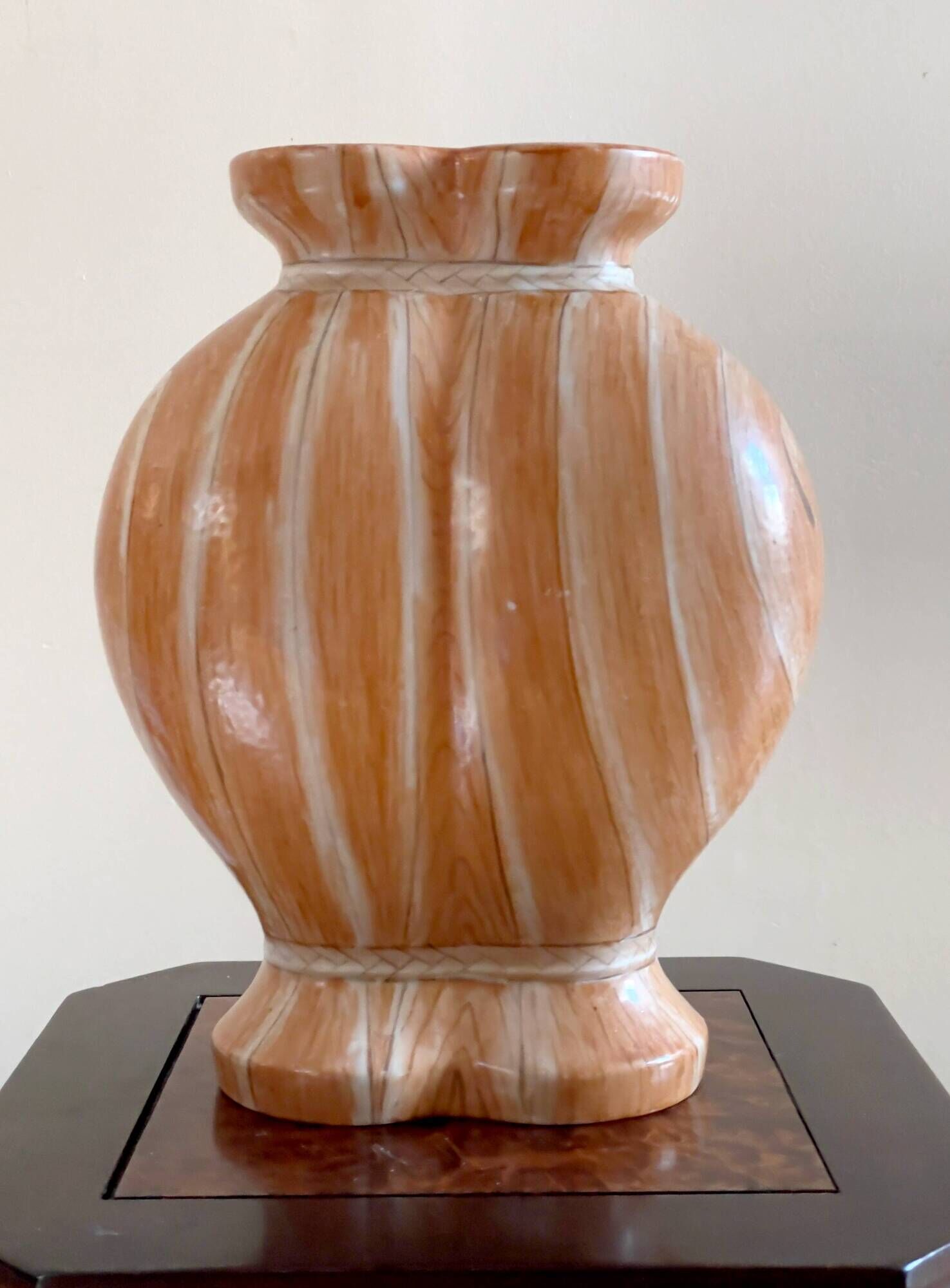 Large Chinese Qing (1644-1911) porcelain urn painted in faux-bois