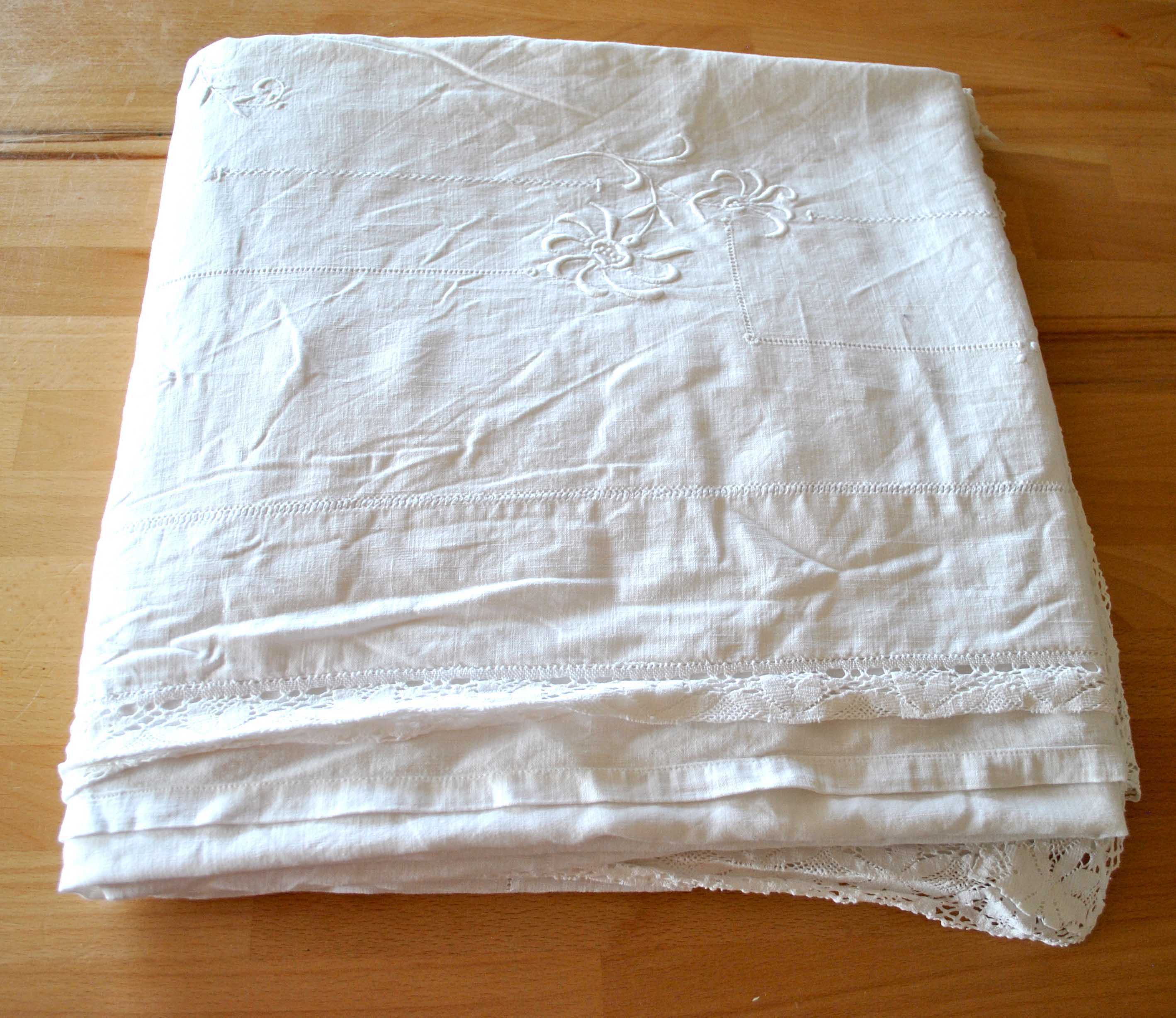 Antique sheets embroidered with flowers and decorated with crochet lace 230 * 320