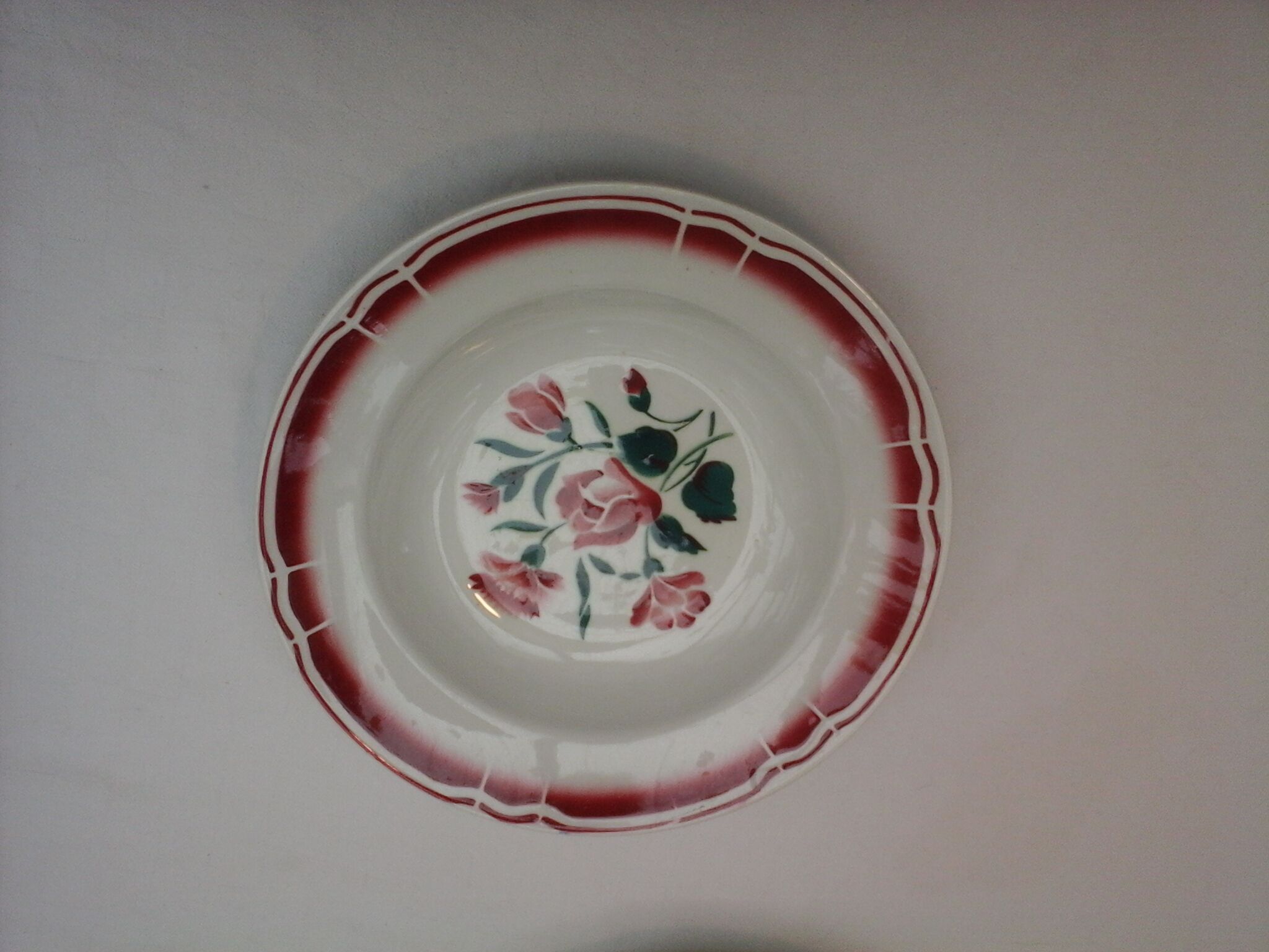 Assortiment de 18 assiettes dominante rouge