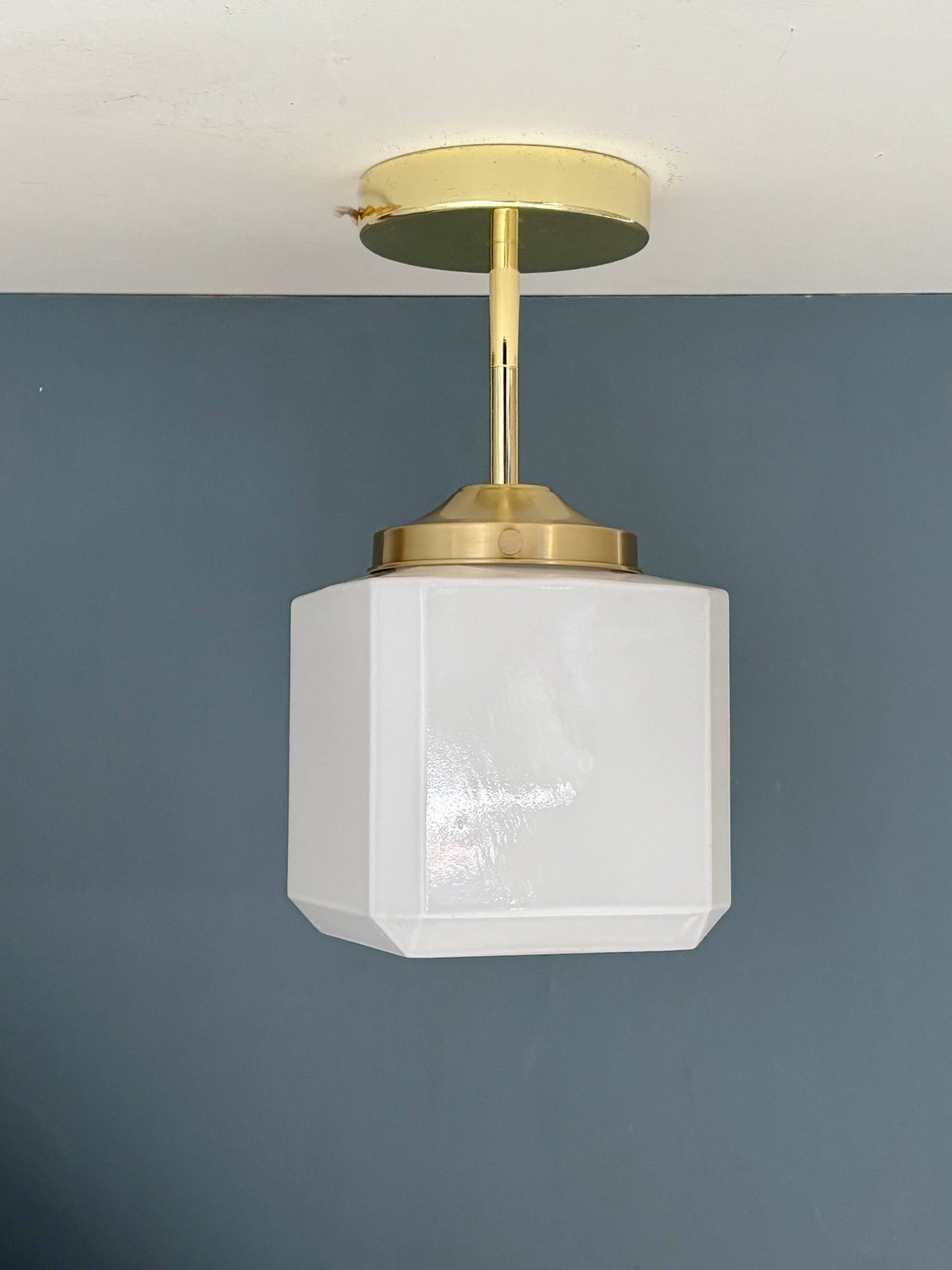 Suspension / plafonnier globe vintage carré en opaline blanche