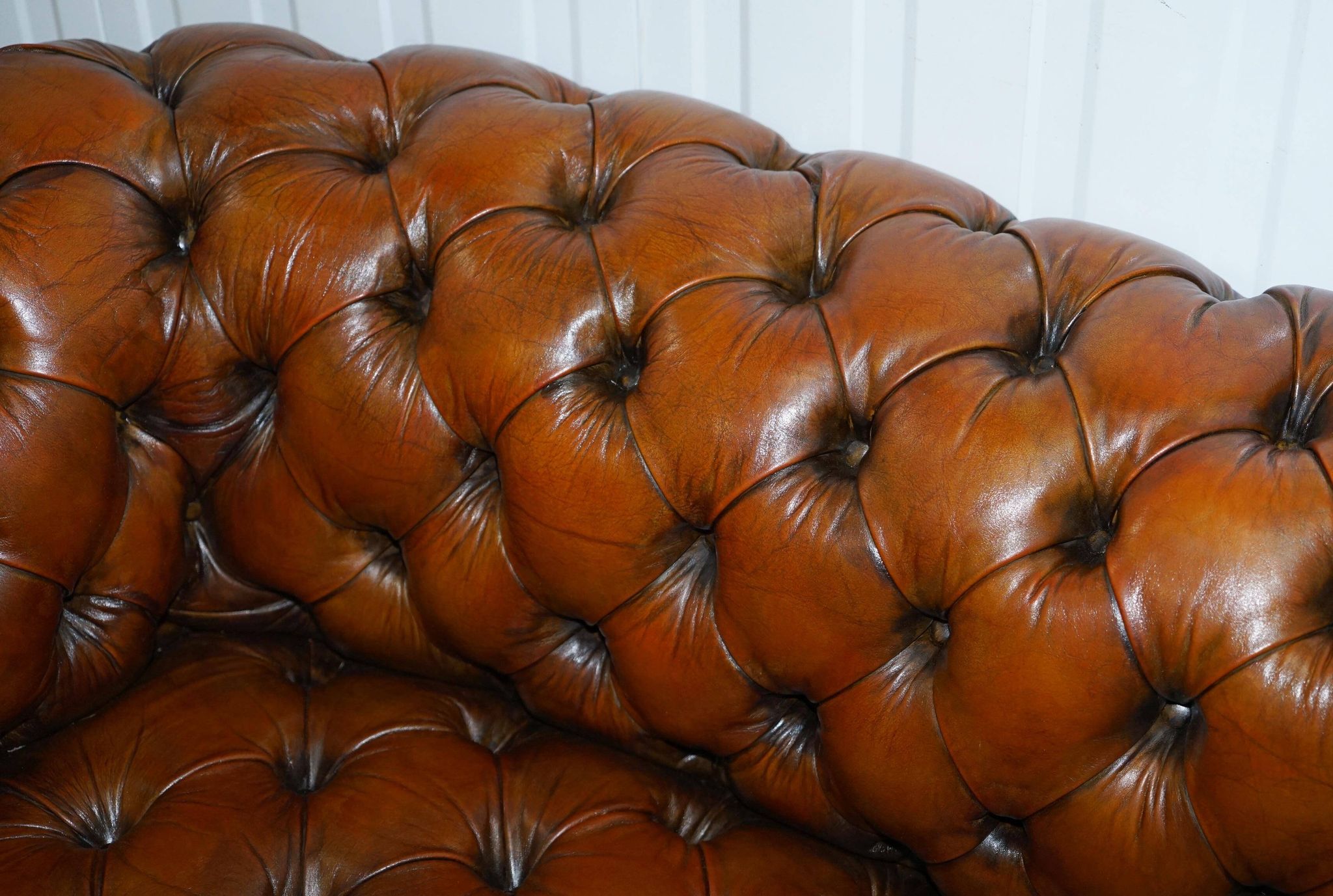 Victorian Chesterfield canapé from 1890 in restored leather, stamped Cornelius V. Smith.