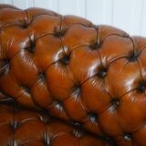 Victorian Chesterfield canapé from 1890 in restored leather, stamped Cornelius V. Smith.