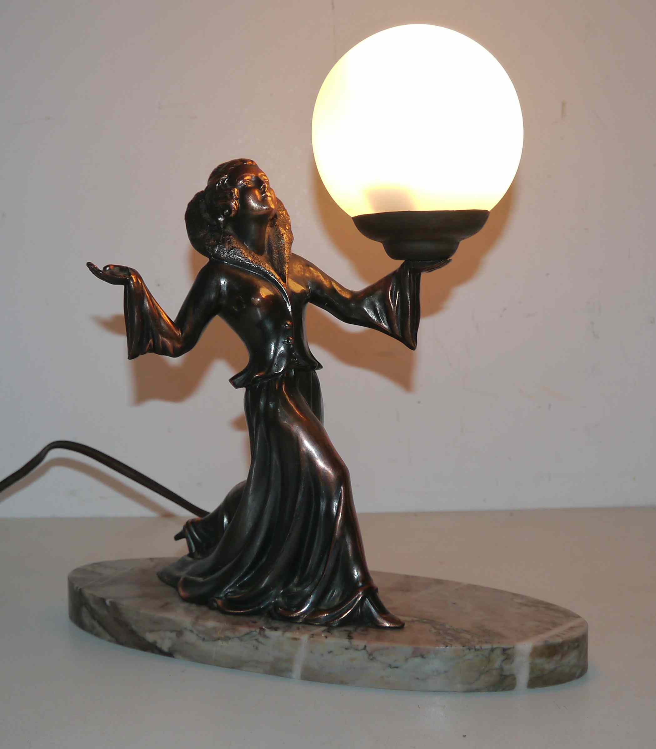 Art deco lamp in regul and marble "woman holding a globe"