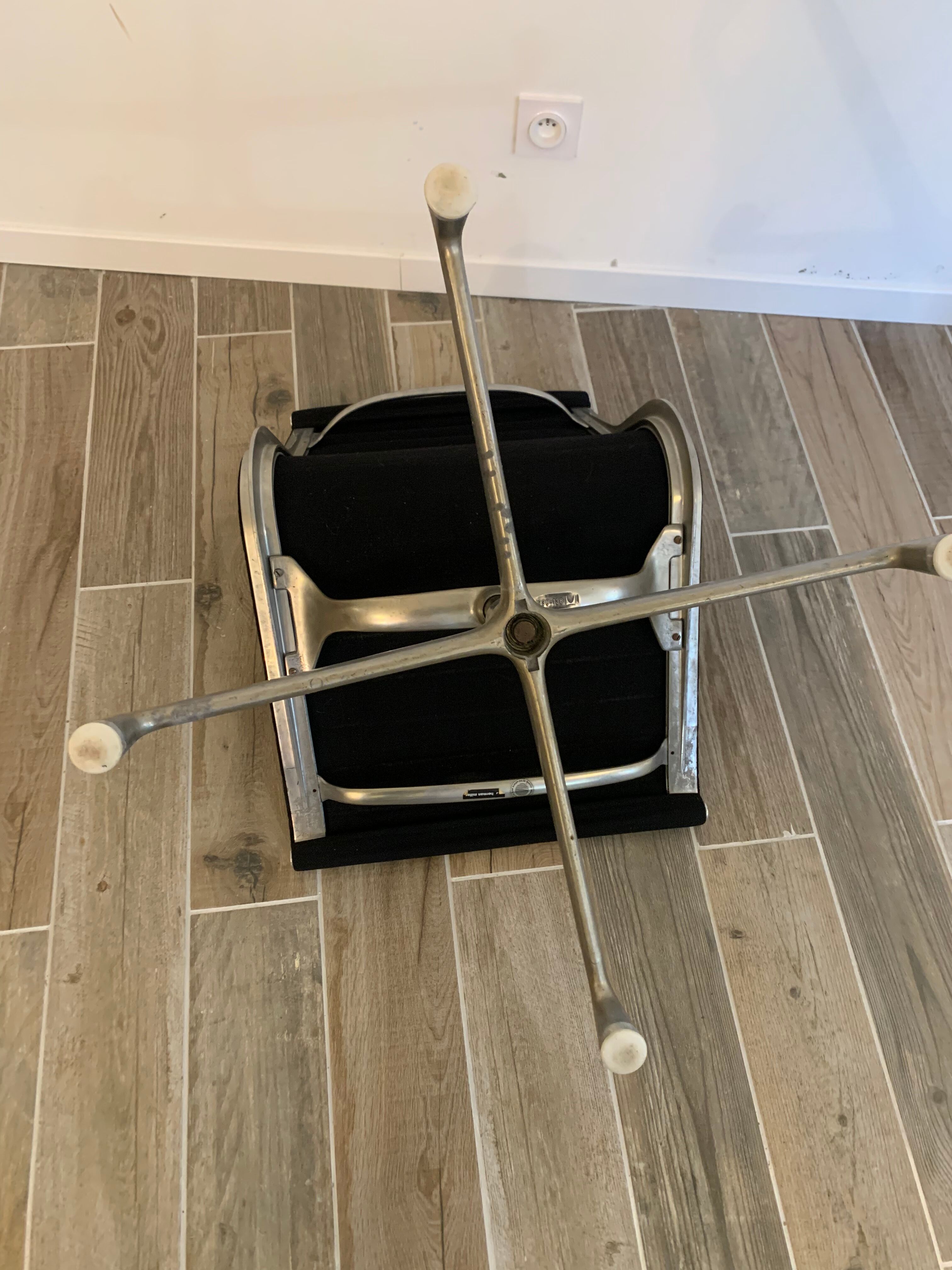 Charles & Ray Eames swivel chair mod EA106 Herman miller