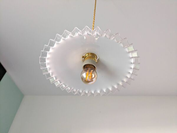 Suspension vintage en opaline dentelée, luminaire élégant à lumière douce