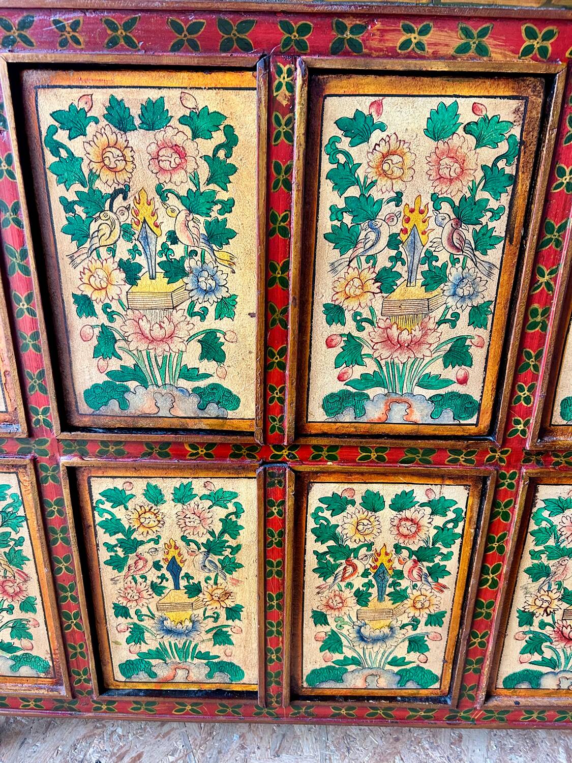 Buffet tibétain ancien peint à la main