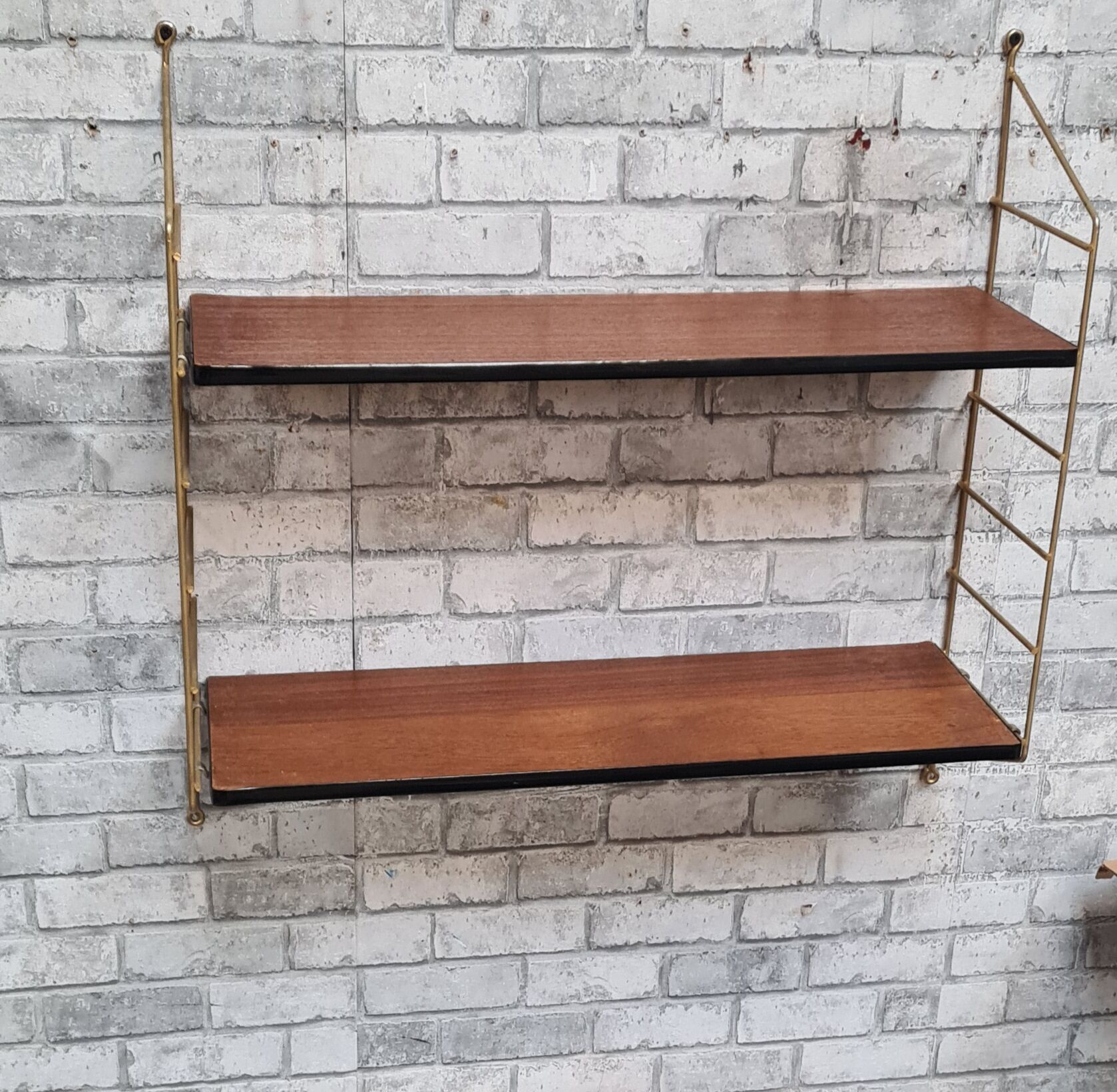 Shelf 1950 has 70 gold uprights and and plating shelf with black plastic border,