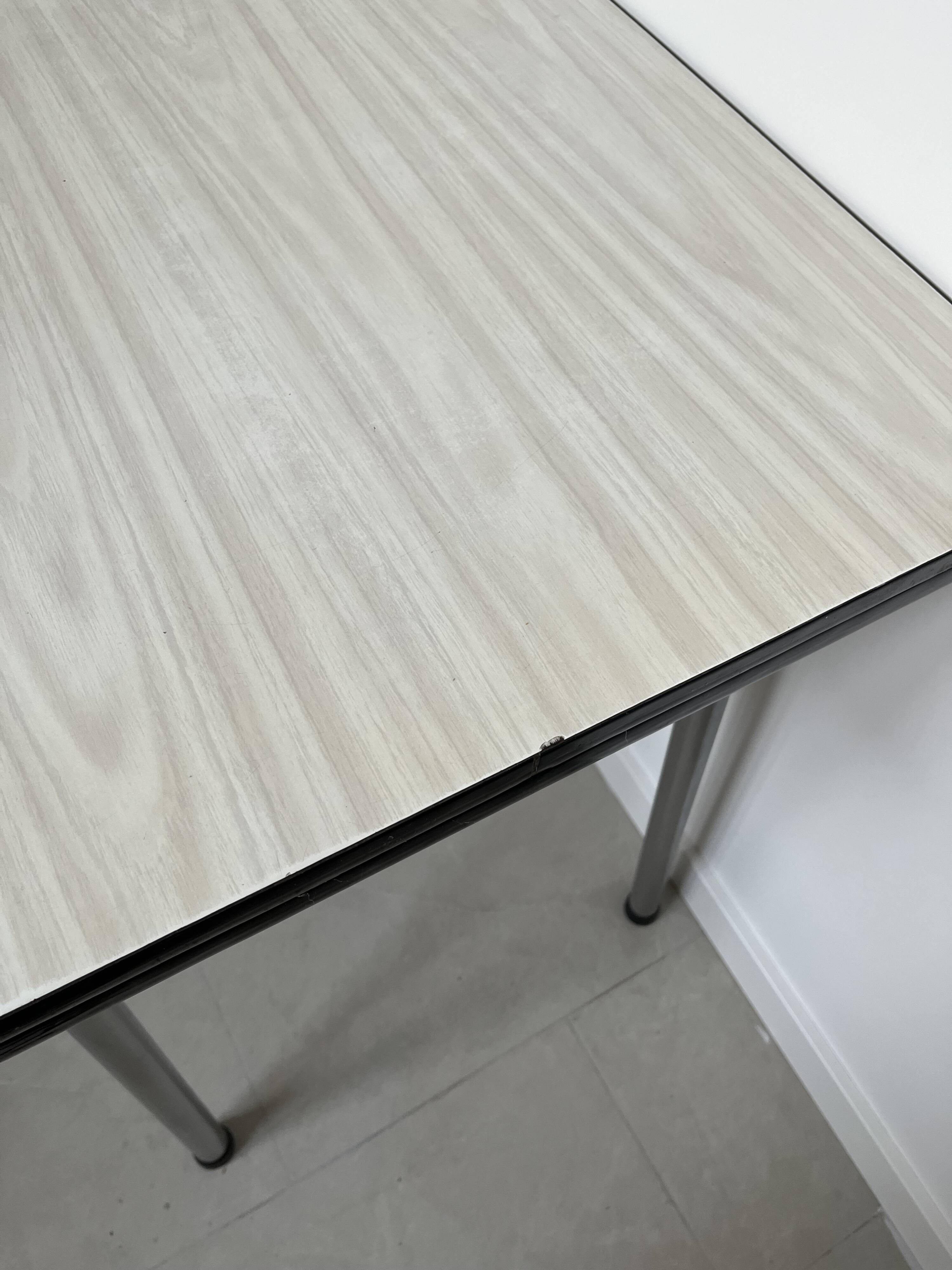 Table extensible en Formica blanche