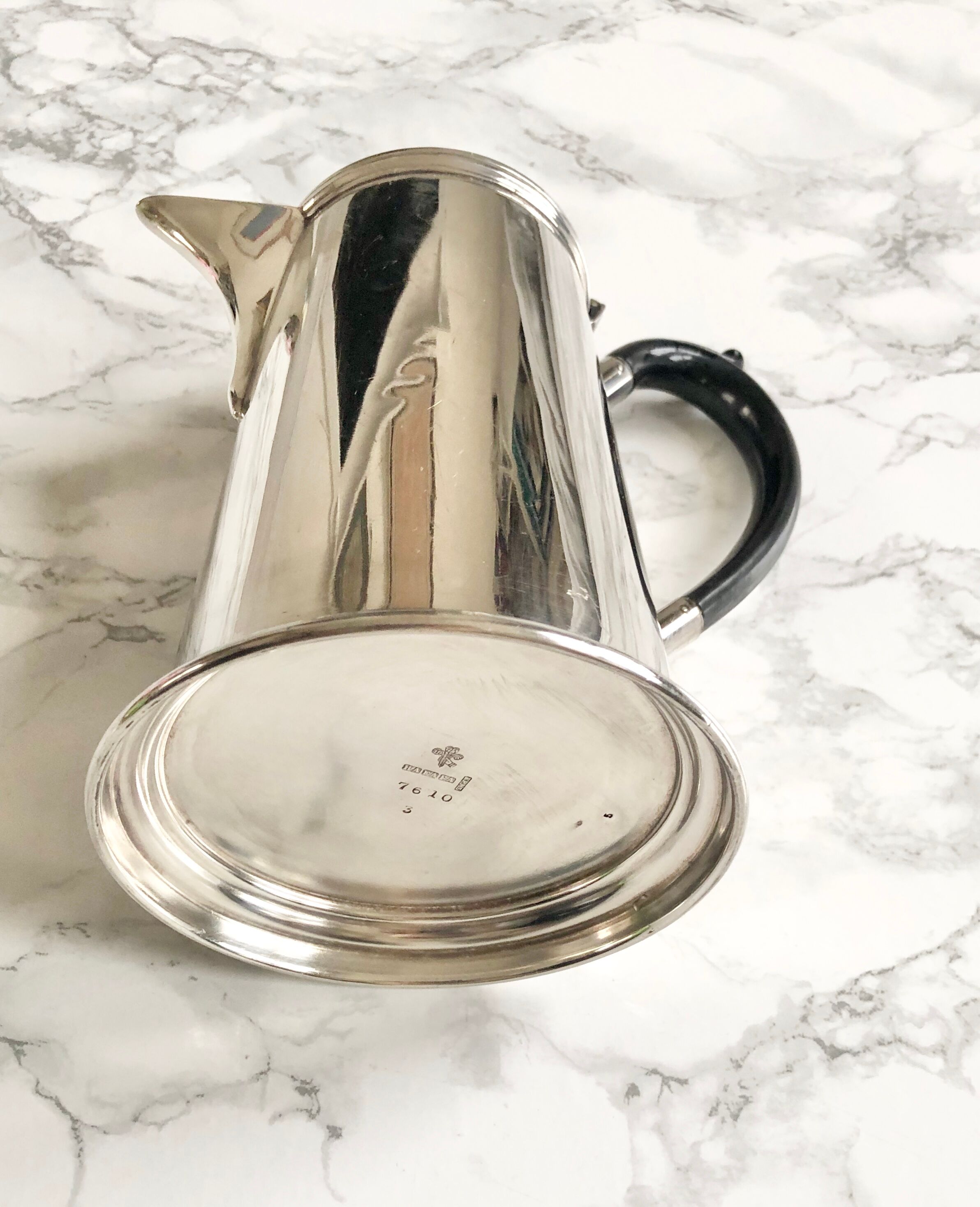 Former English silver metal coffee maker with uniplat decoration