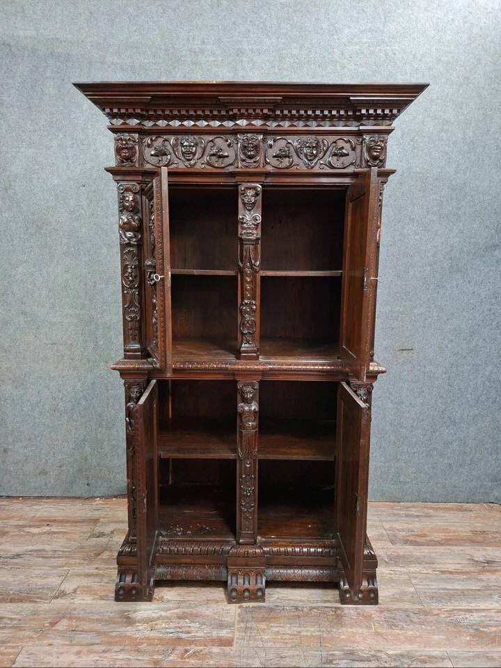 Cabinet d’apparat en bois richement sculpté dans le goût Renaissance