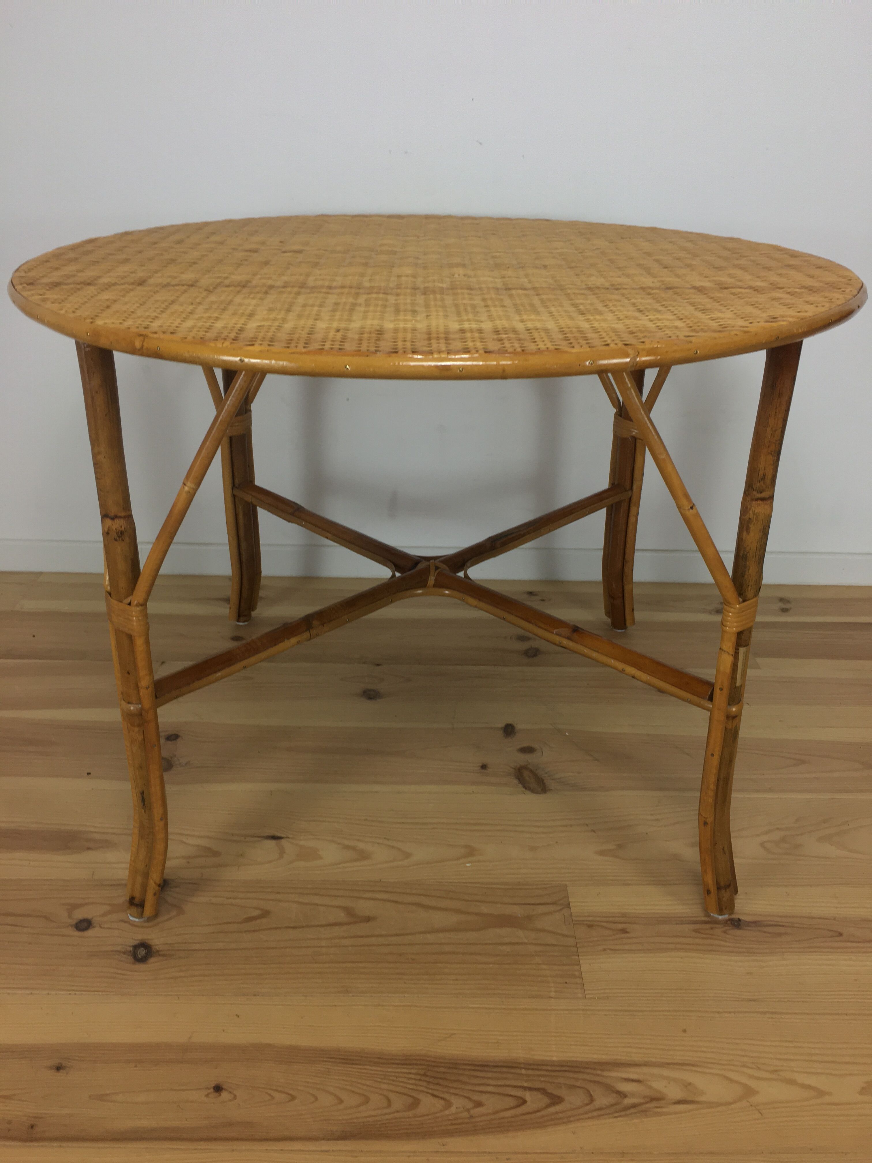 Round dining table 4 people rattan