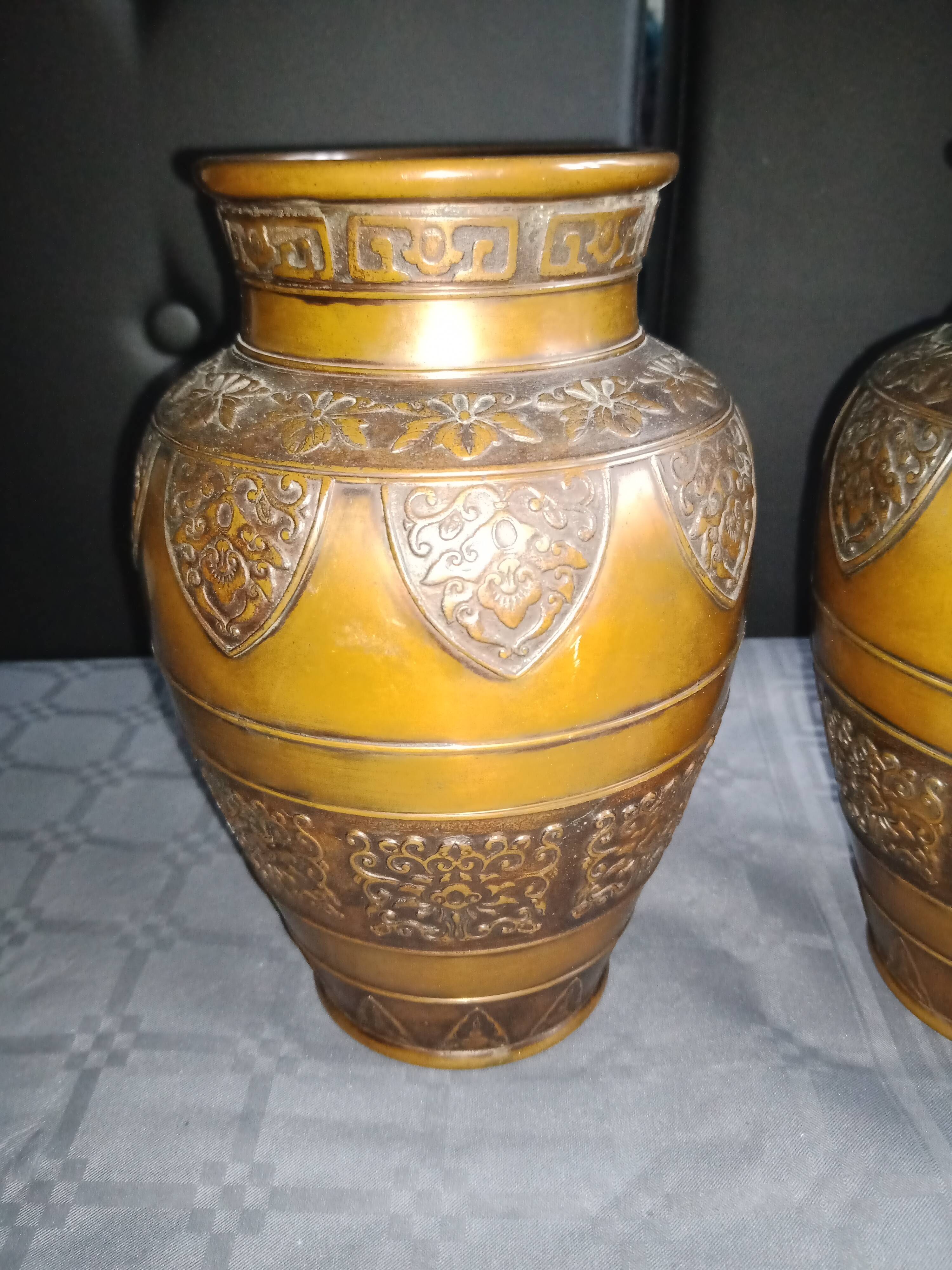Lot de deux vases en bronze japonnais