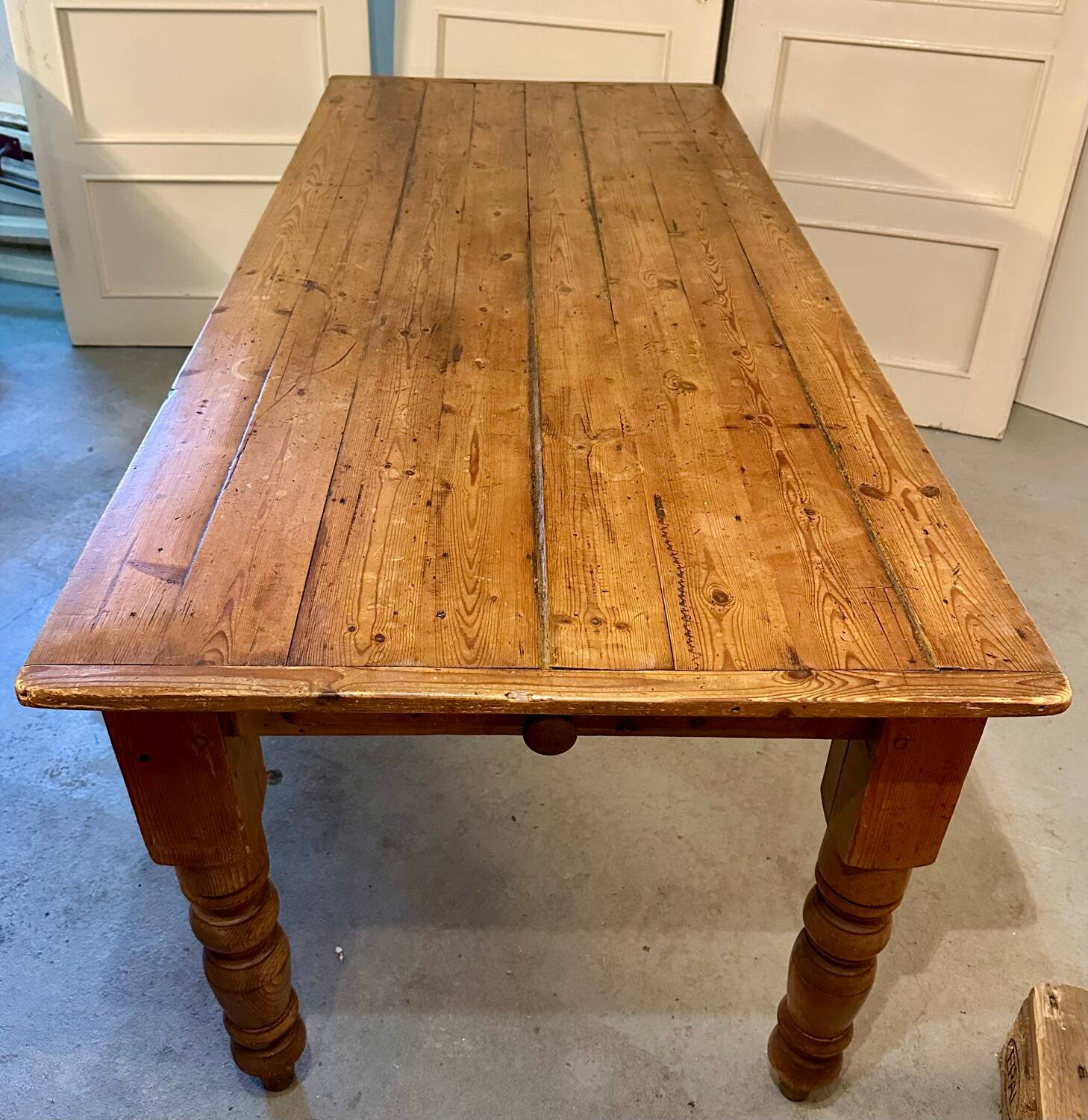 English farmhouse table in solid pine from the late 19th century, L187cm.