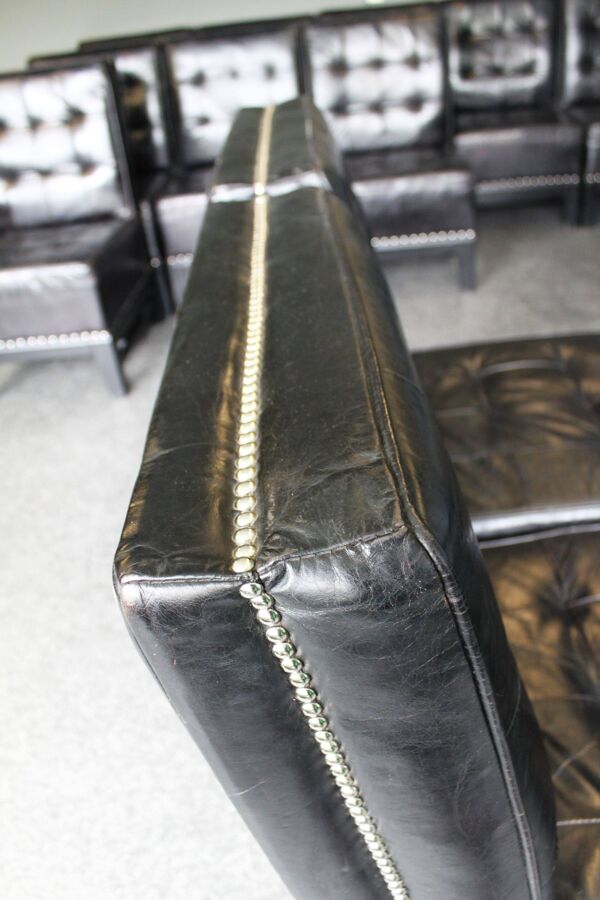 Chauffeuse moderne en cuir noir, XXème.